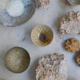 Tasse en terre glanée 60ml  - Jaune Ocre de Judith Lasry pour Brutal Ceramics