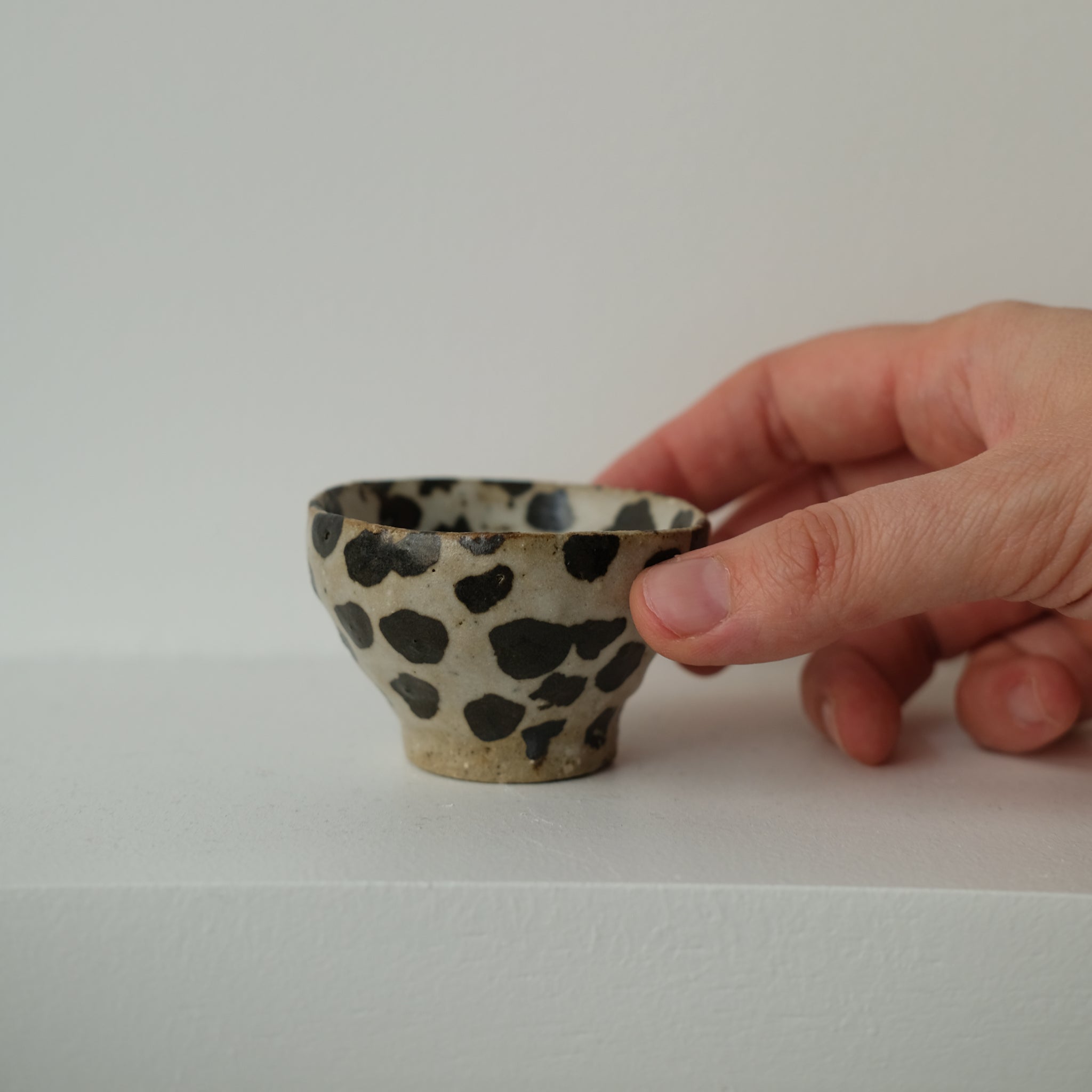 Tasse ristretto en terre glanée 50 ml - Moucheté par Potry pour Brutal Ceramics
