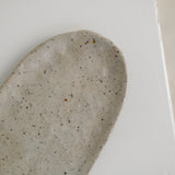 Plat Oval en terre glanée L 27cm- sable satiné par Potry pour Brutal Ceramics