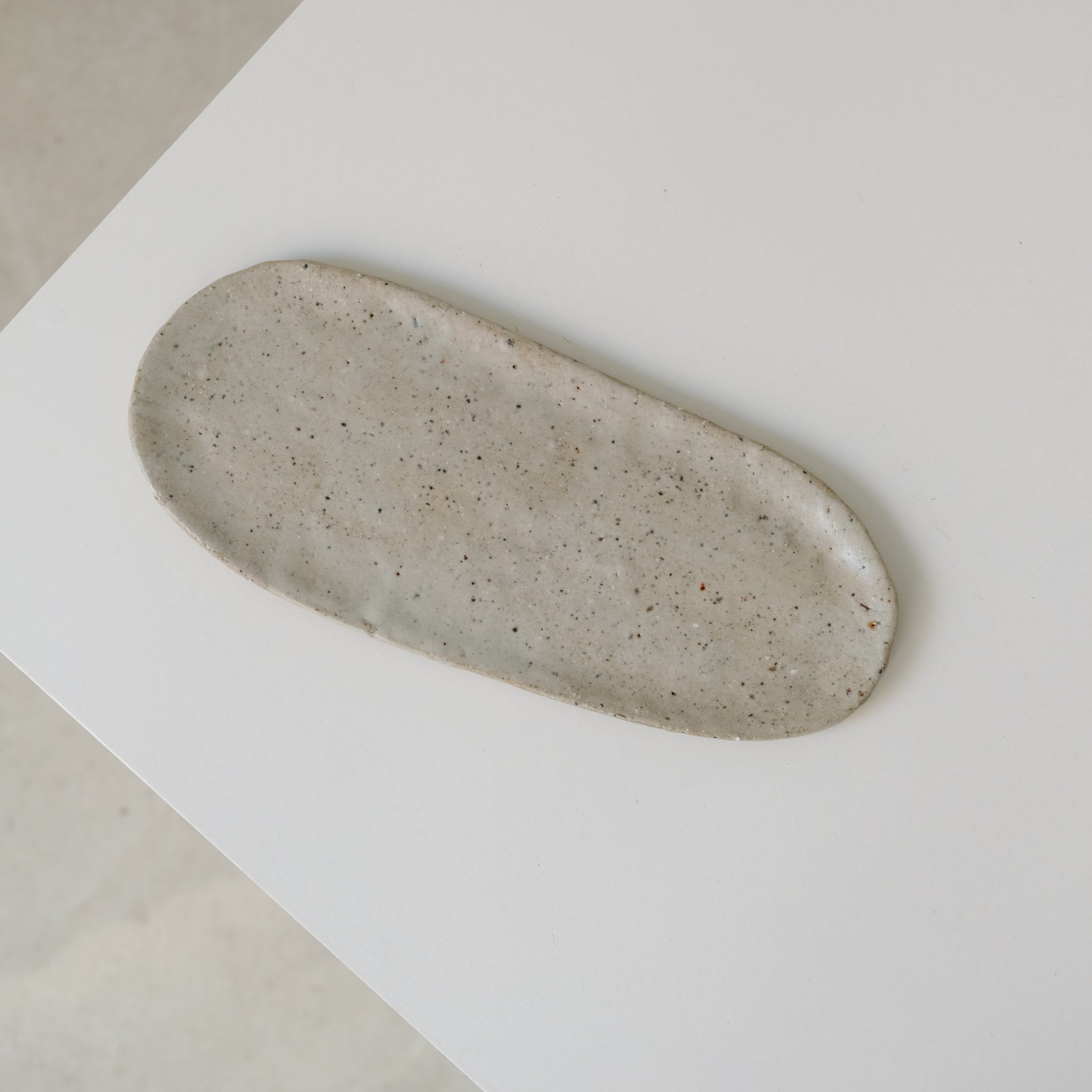 Plat Oval en terre glanée L 27cm- sable satiné par Potry pour Brutal Ceramics