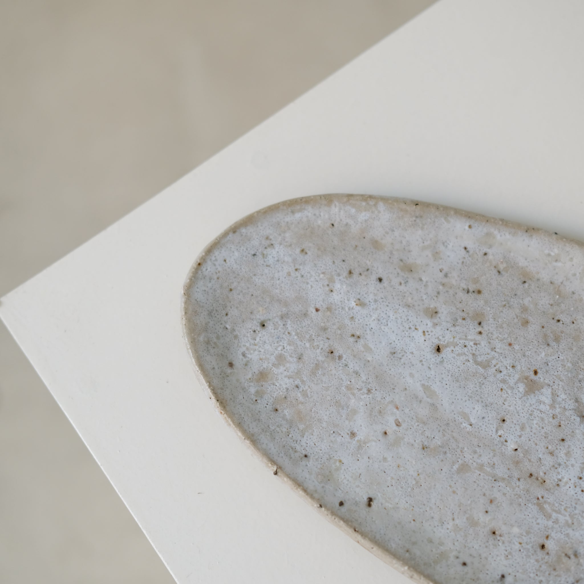 Plat Oval en terre glanée L 27cm- blanc satiné par Potry pour Brutal Ceramics