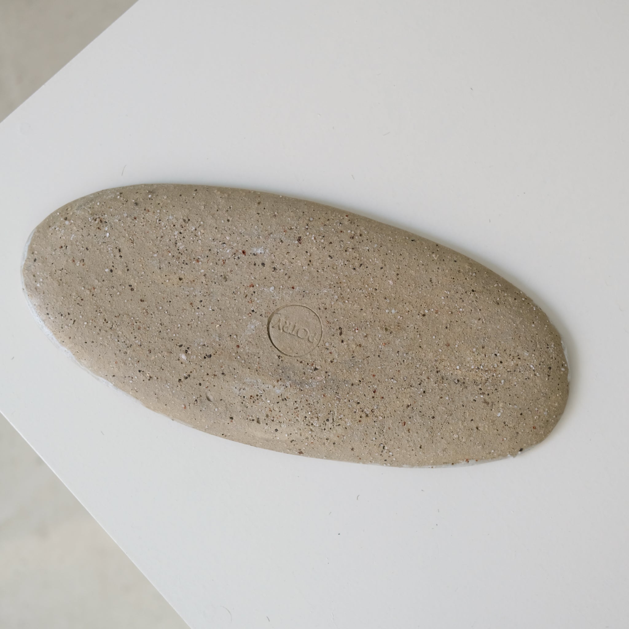 Plat Oval en terre glanée L 27cm- sable satiné par Potry pour Brutal Ceramics