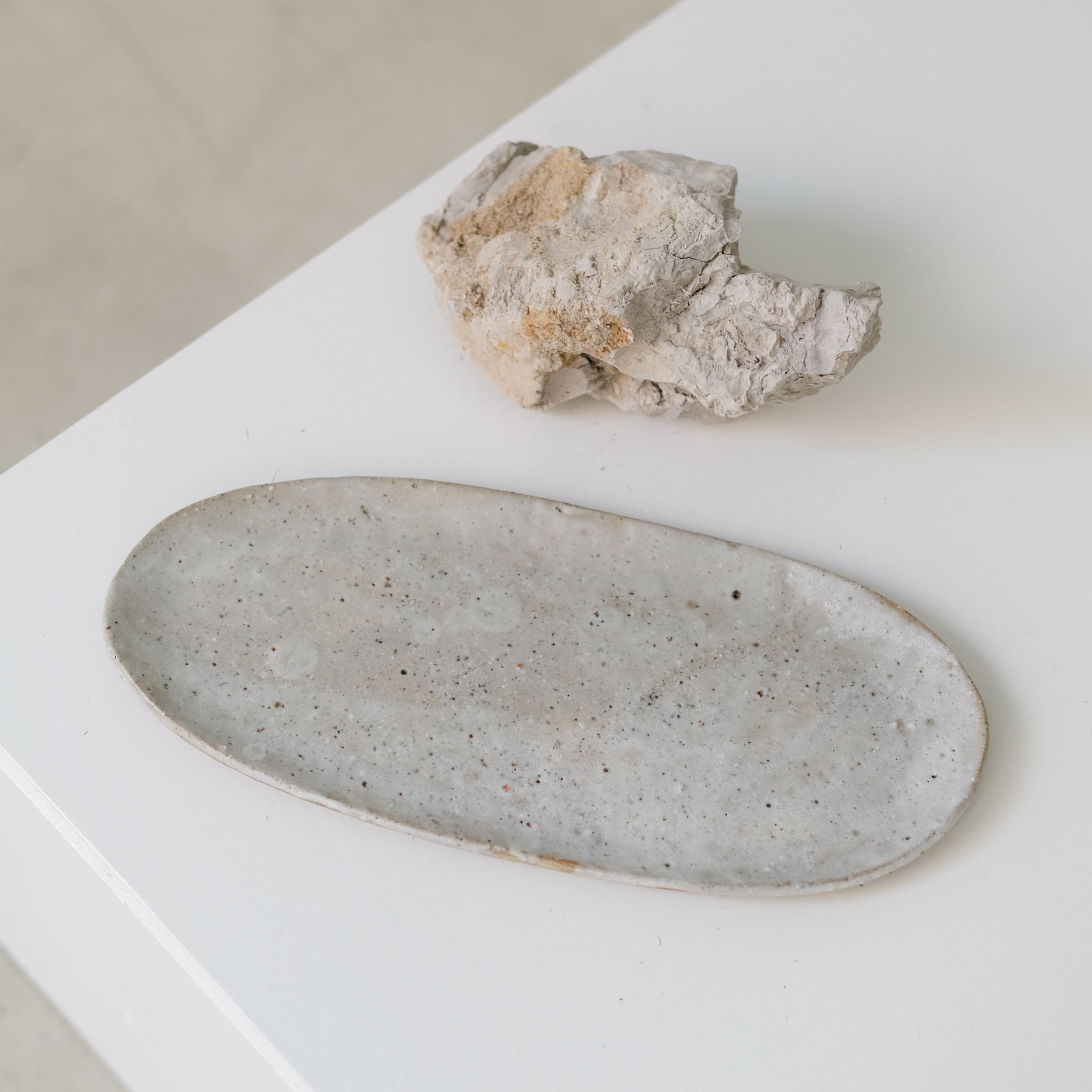 Plat Oval en terre glanée L 27cm- blanc satiné par Potry pour Brutal Ceramics