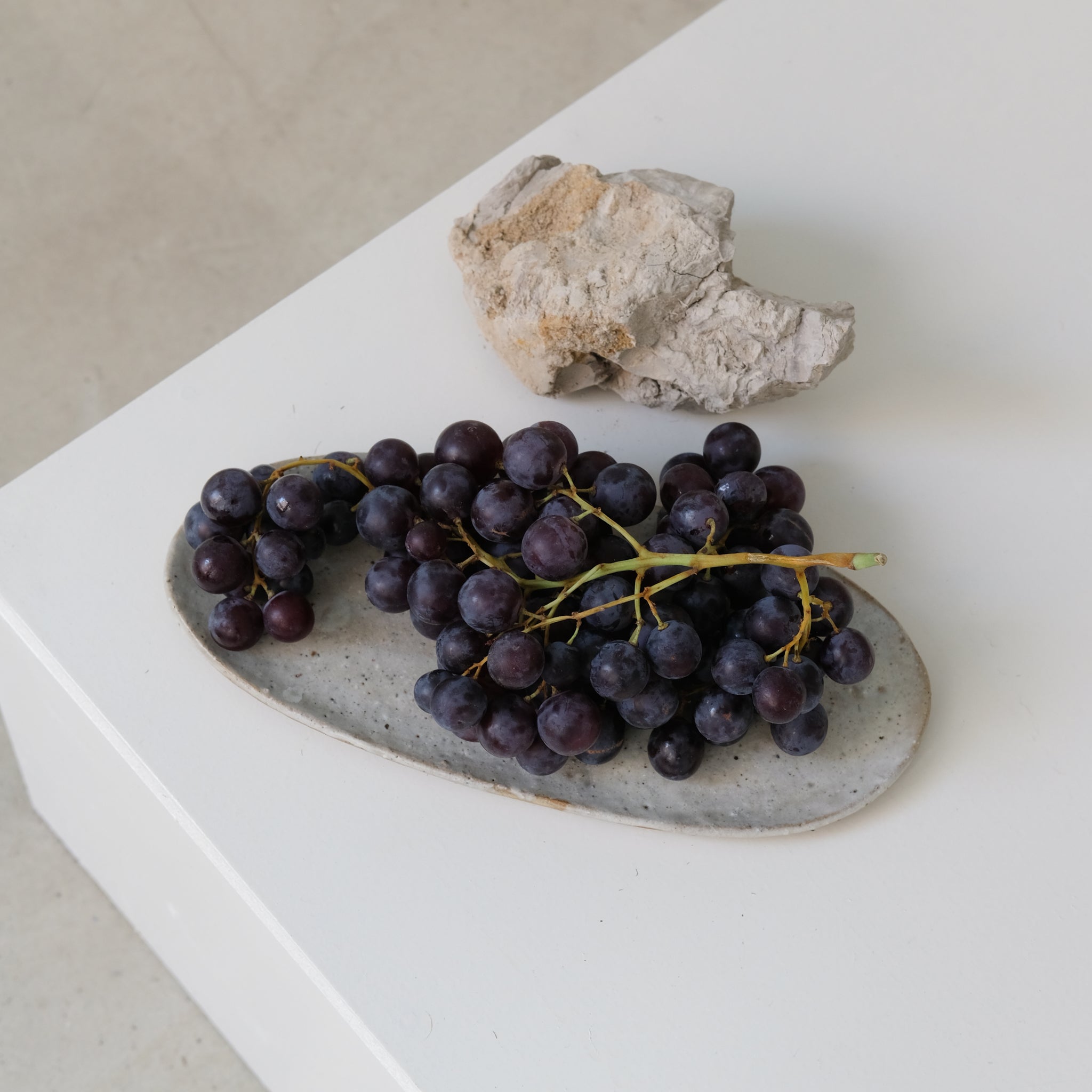 Plat Oval en terre glanée L 27cm- blanc satiné par Potry pour Brutal Ceramics