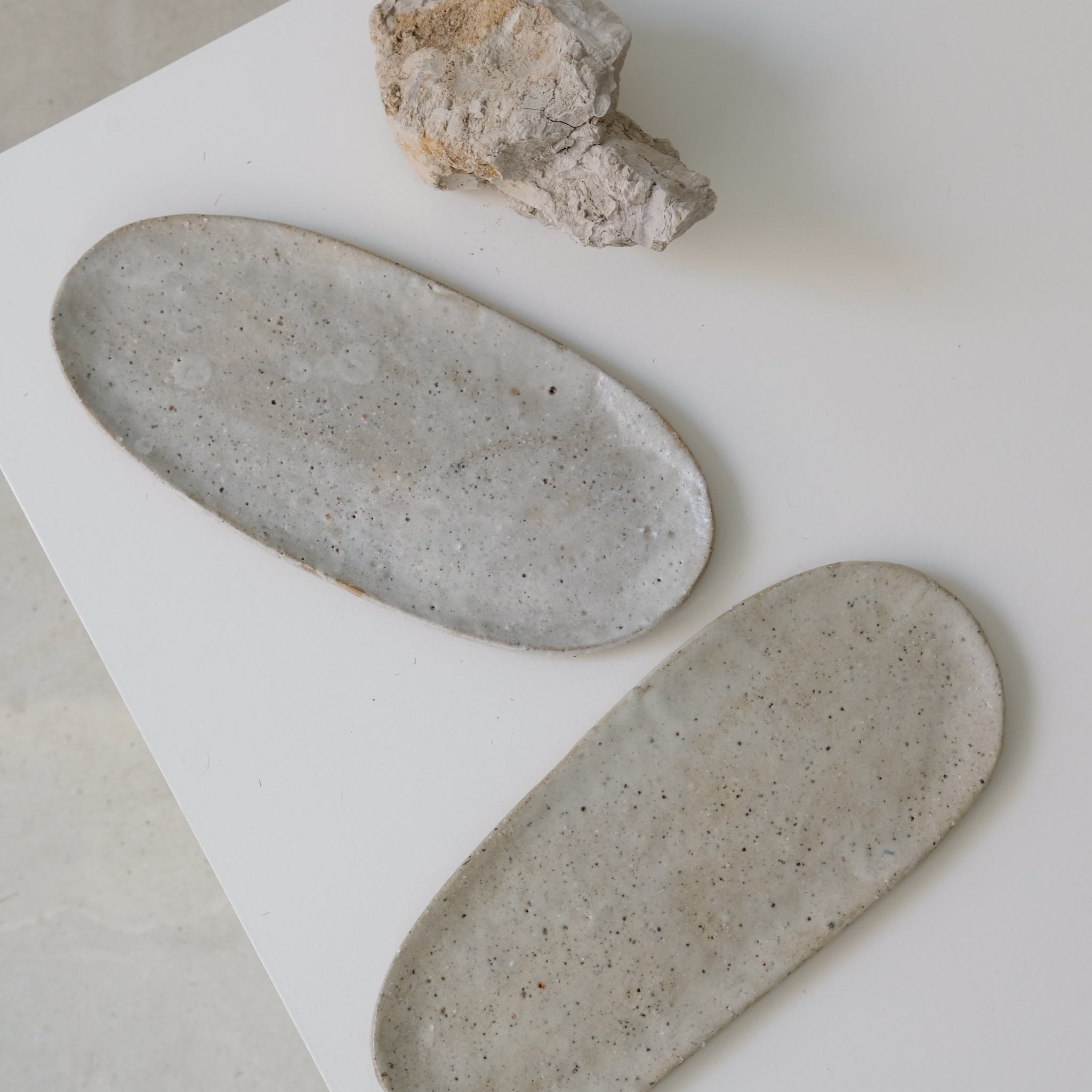 Plat Oval en terre glanée L 27cm- sable satiné par Potry pour Brutal Ceramics