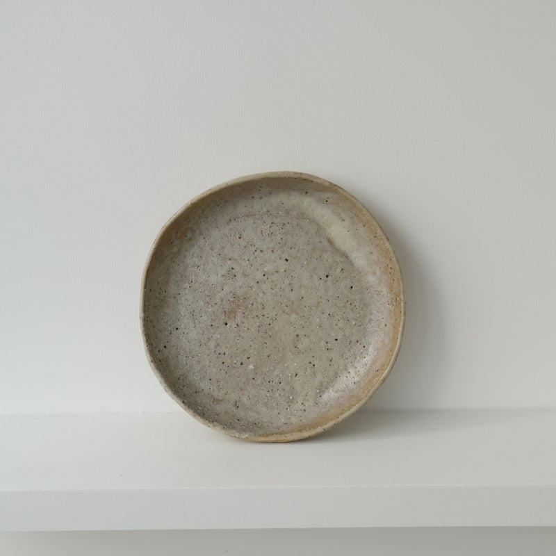 Assiette en terre glanée D 18cm- Blanc satiné par Potry pour Brutal Ceramics