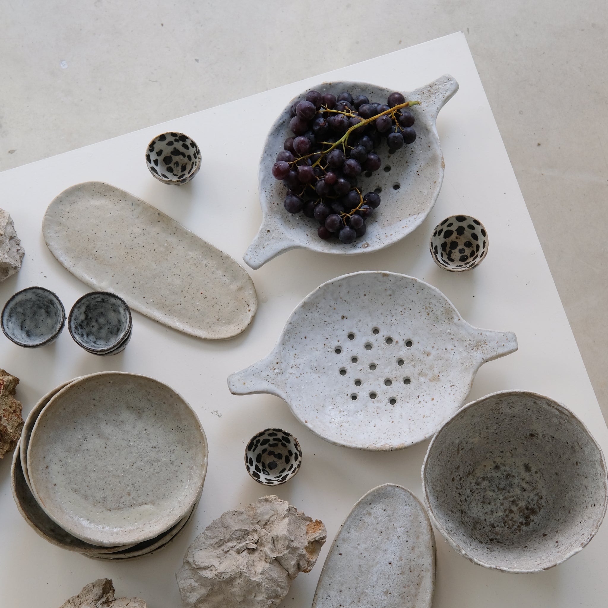 Plat Oval en terre glanée L 27cm- sable satiné par Potry pour Brutal Ceramics