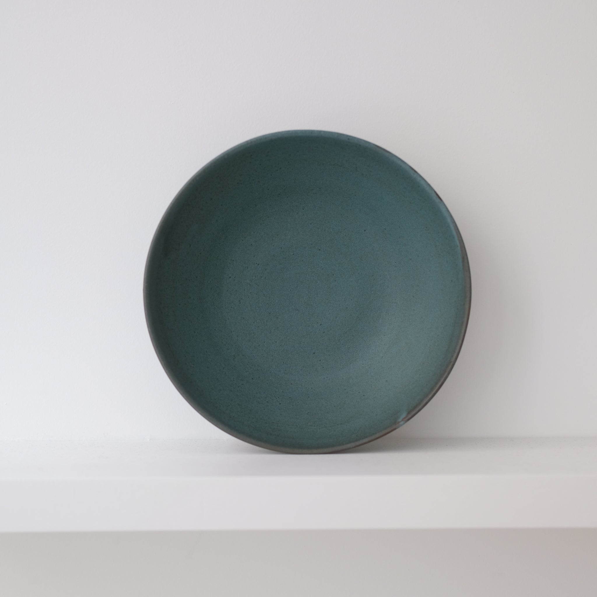 Assiette creuse en grès D 19cm Bleu tempête de A minimâ chez Brutal Ceramics