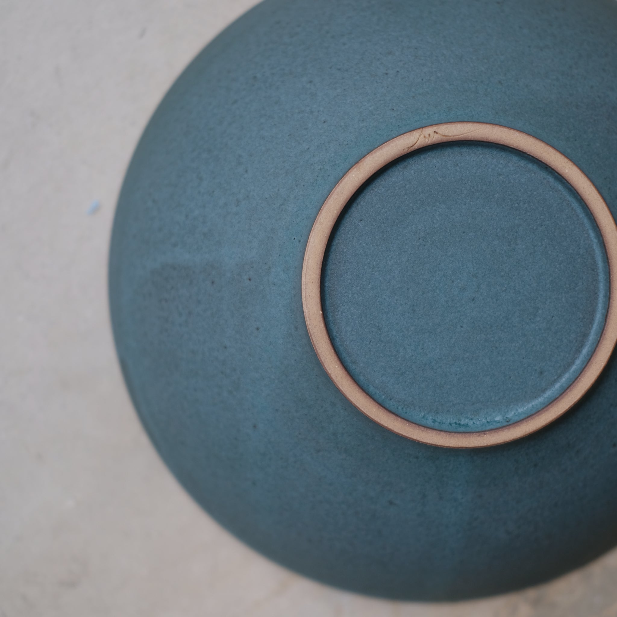 Assiette creuse en grès D 19cm Bleu tempête de A minimâ chez Brutal Ceramics