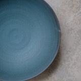 Assiette creuse en grès D 19cm Bleu tempête de A minimâ chez Brutal Ceramics
