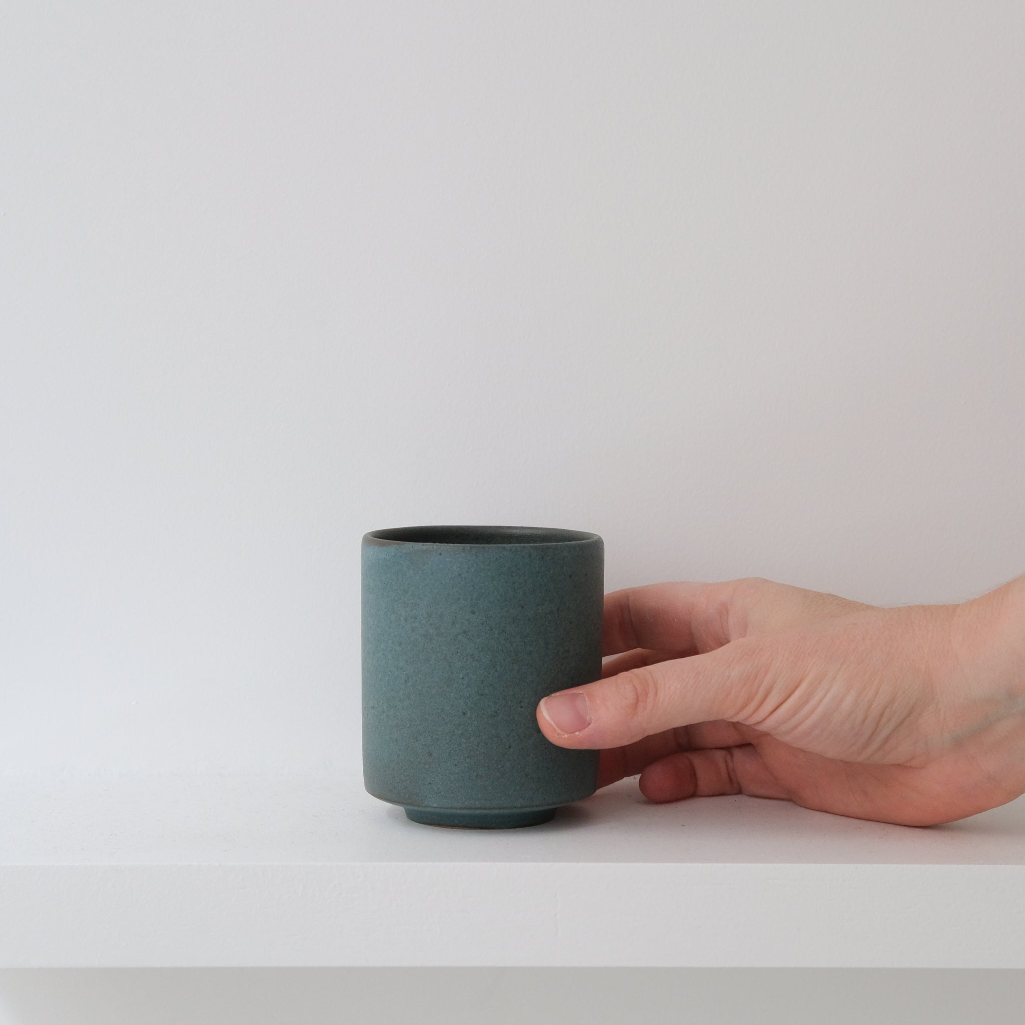 Tasse en grès 200ml Bleu tempête de A minimâ chez Brutal Ceramics