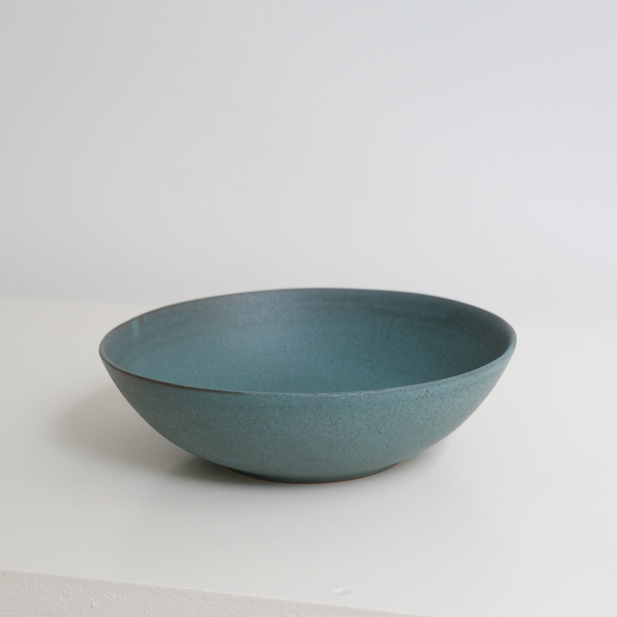 Assiette creuse en grès D 19cm Bleu tempête de A minimâ chez Brutal Ceramics