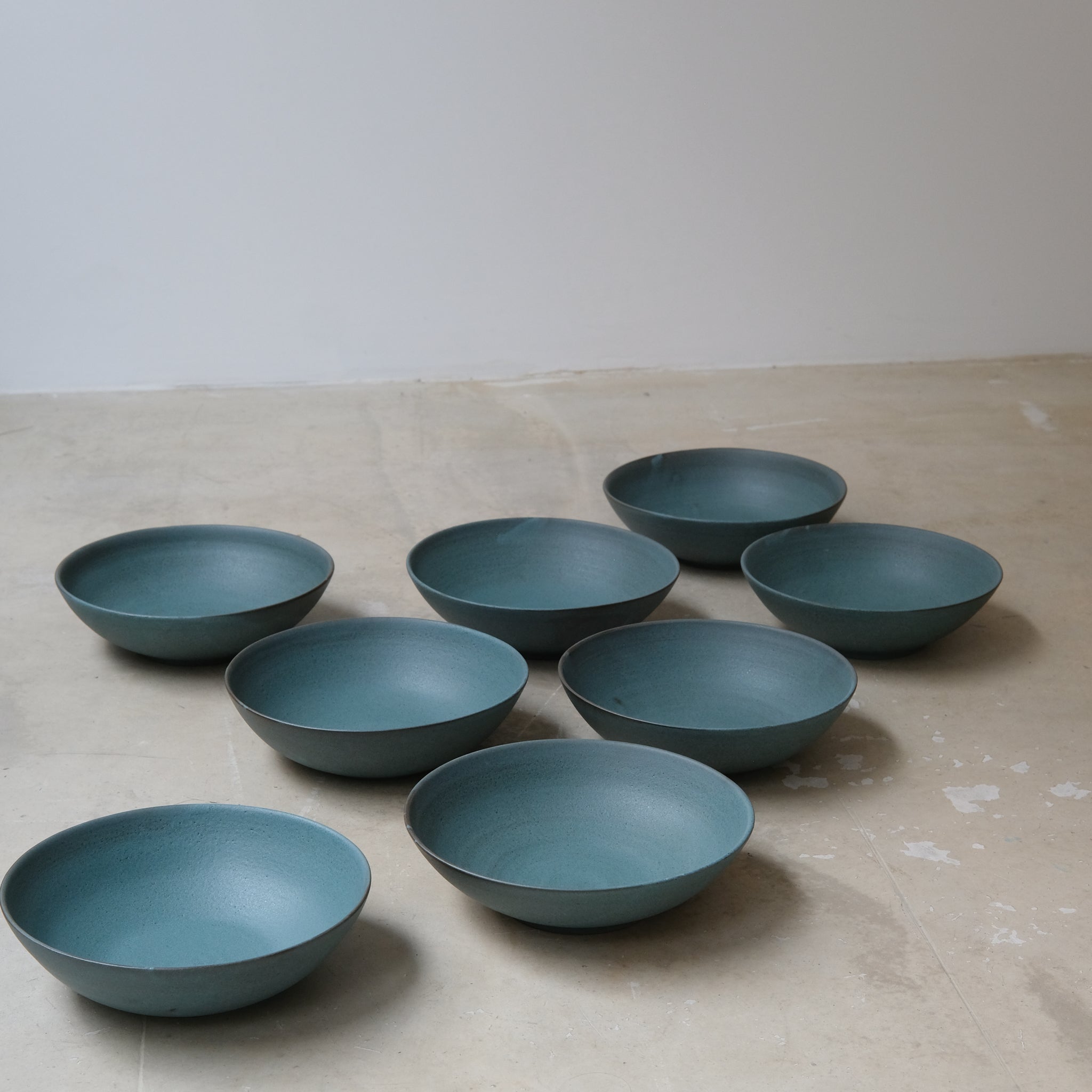 Assiette creuse en grès D 19cm Bleu tempête de A minimâ chez Brutal Ceramics