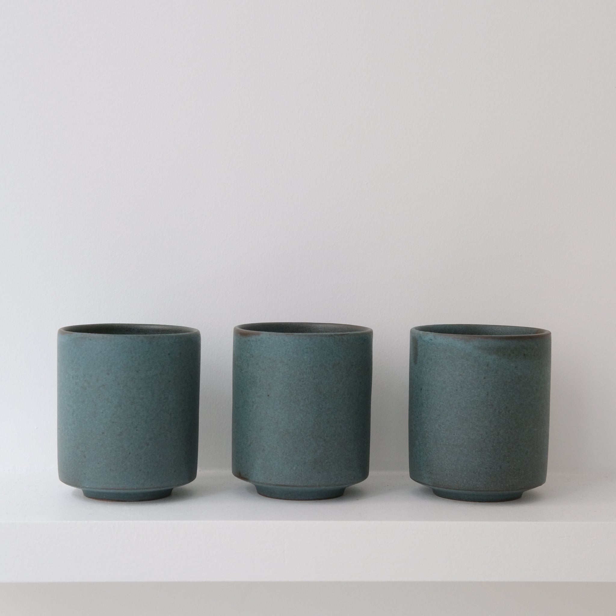 Tasse en grès 200ml Bleu tempête de A minimâ chez Brutal Ceramics
