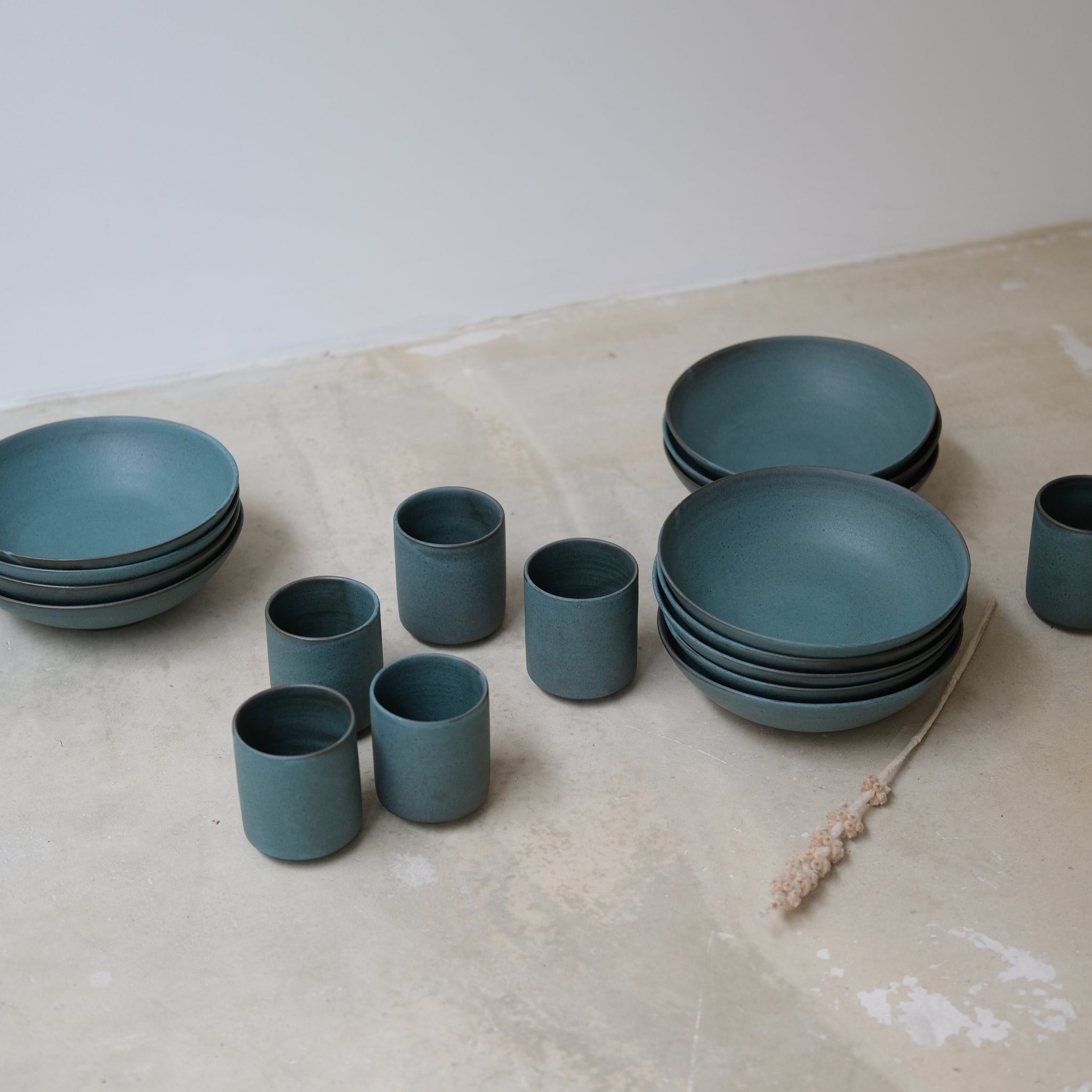Assiette creuse en grès D 19cm Bleu tempête de A minimâ chez Brutal Ceramics