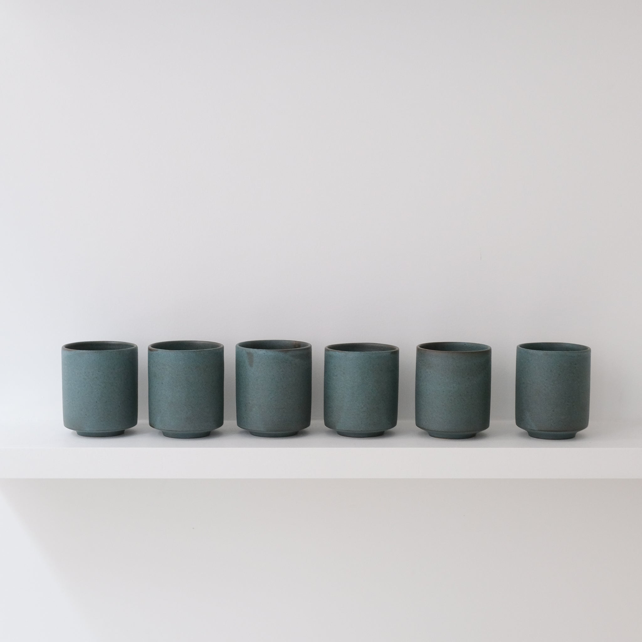 Tasse en grès 200ml Bleu tempête de A minimâ chez Brutal Ceramics