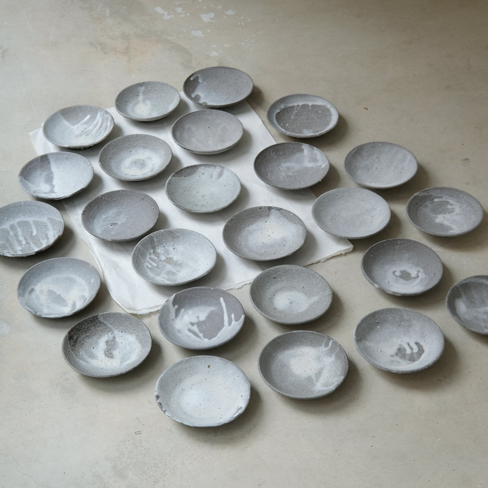 Assiette Moon par le céramiste Benoit Audureau chez Brutal Ceramics
