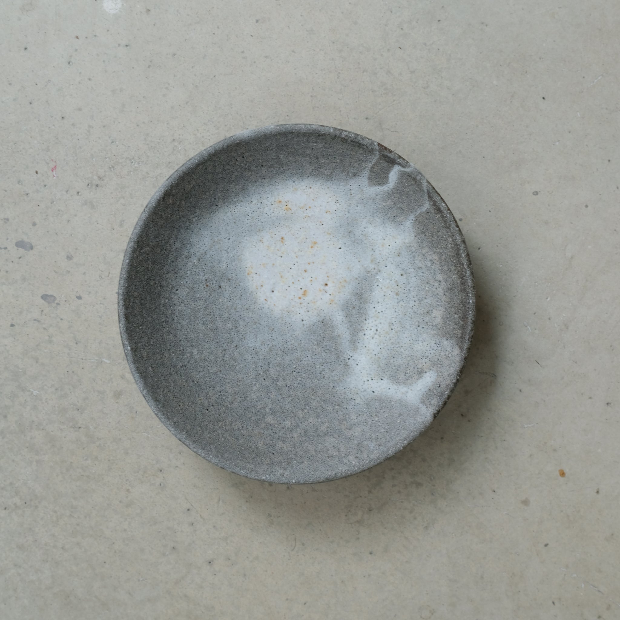 Assiette Moon par le céramiste Benoit Audureau chez Brutal Ceramics