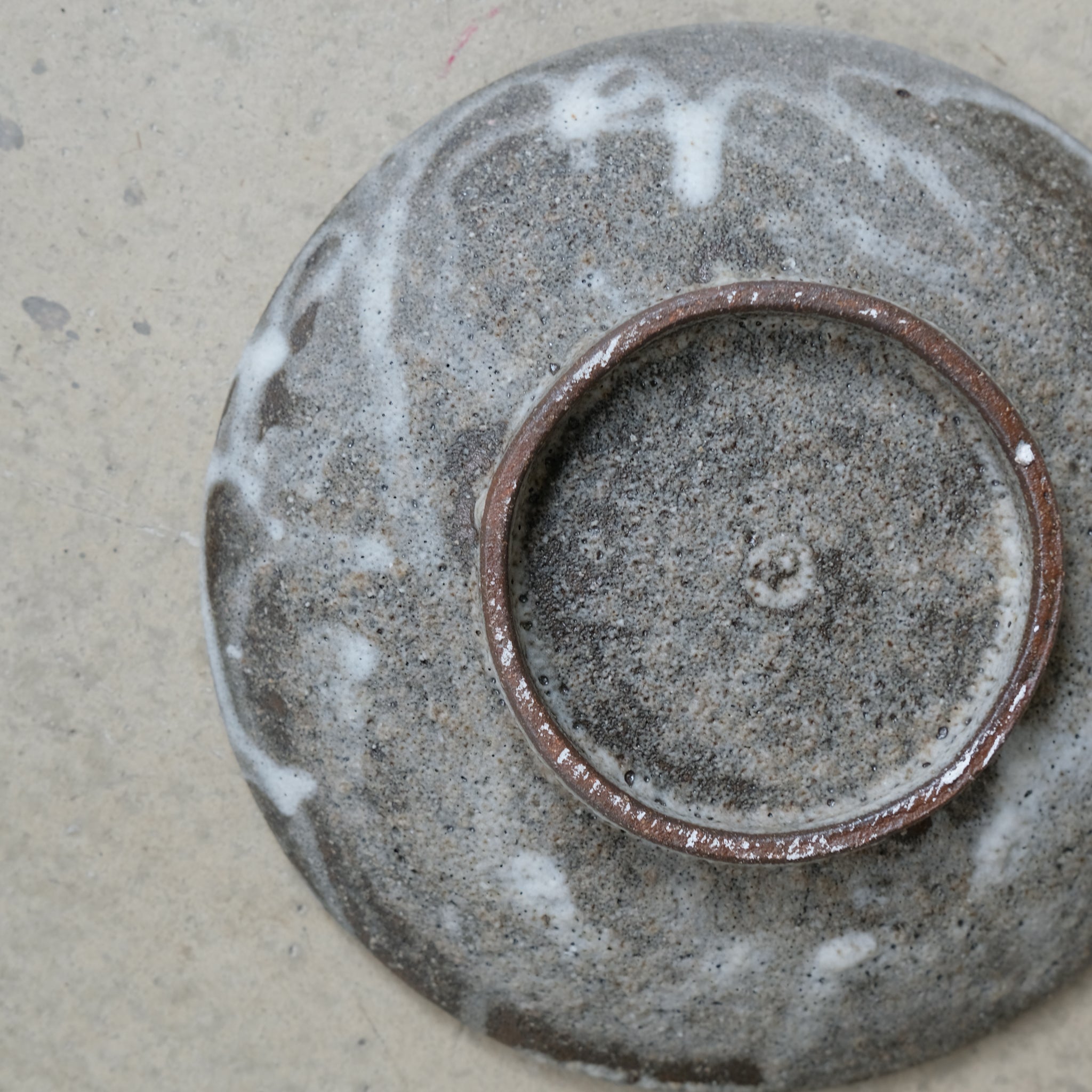 Assiette Moon par le céramiste Benoit Audureau chez Brutal Ceramics
