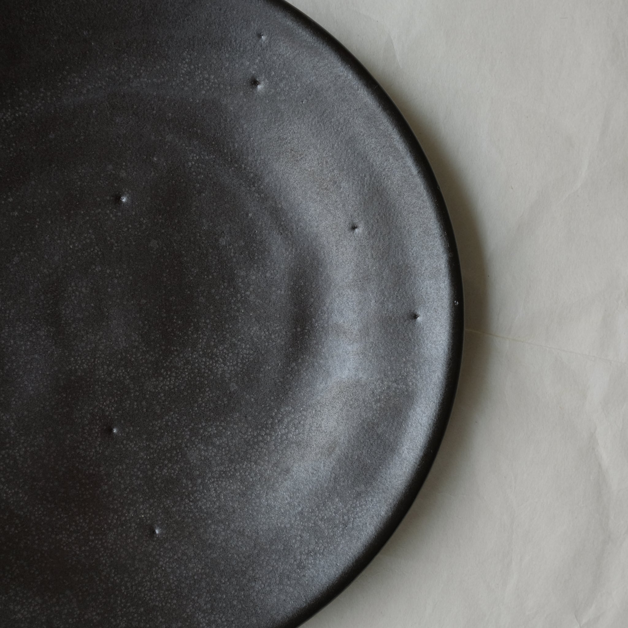 Assiette D26cm chocolat par le céramiste Benoit Audureau chez Brutal Ceramics