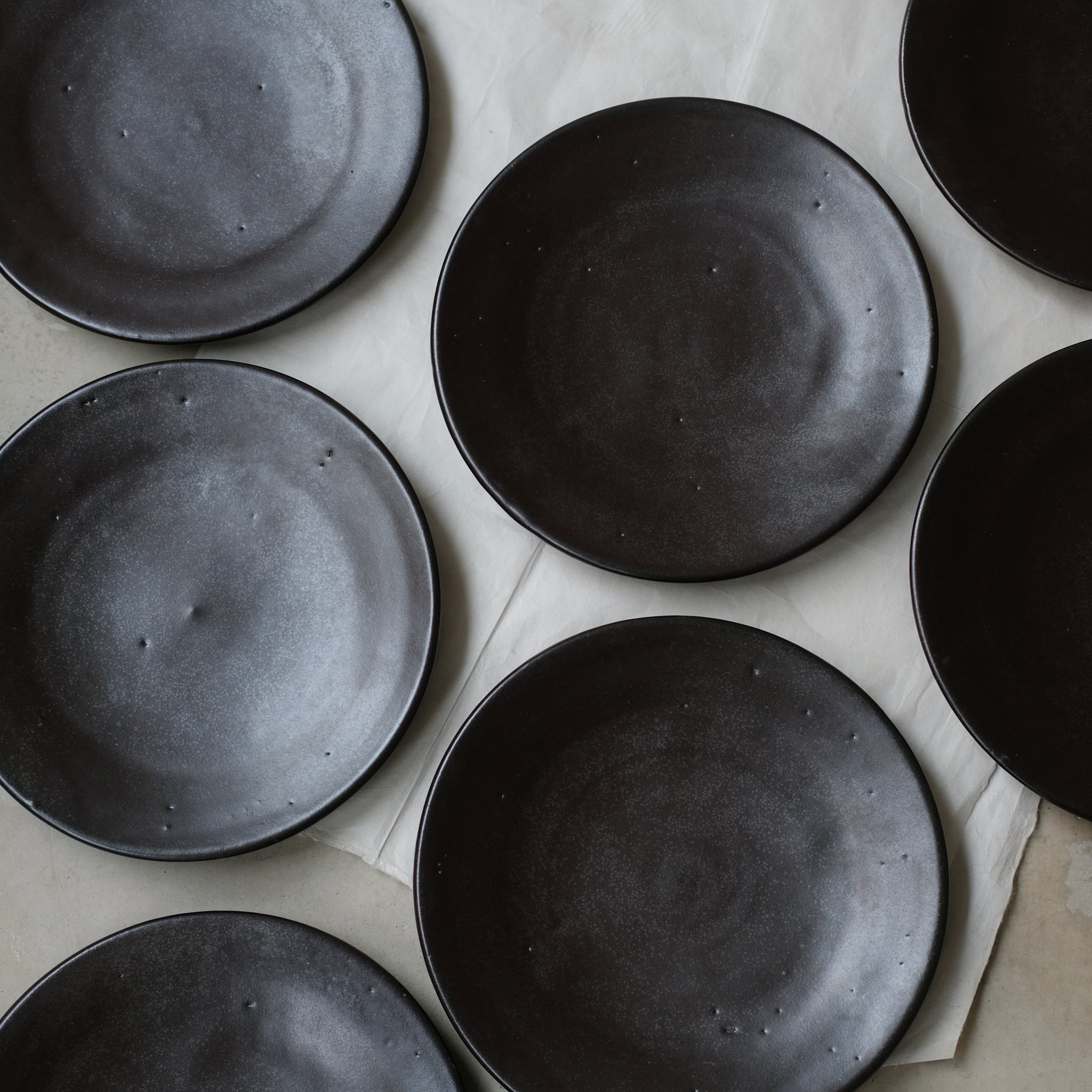 Assiette D26cm chocolat par le céramiste Benoit Audureau chez Brutal Ceramics