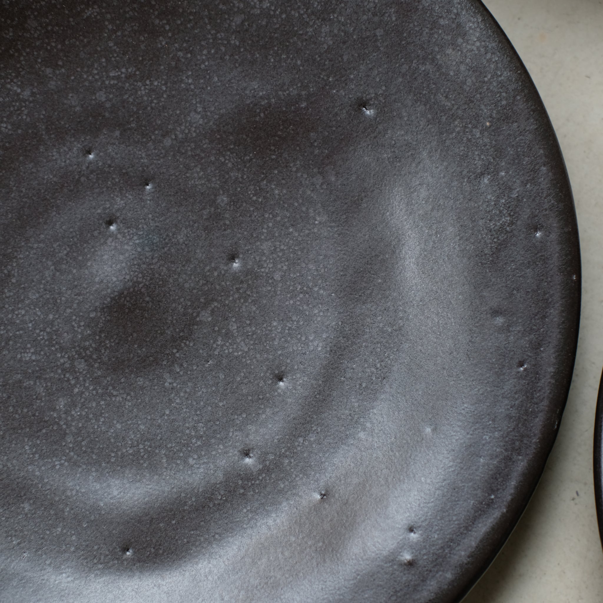 Assiette D26cm chocolat par le céramiste Benoit Audureau chez Brutal Ceramics