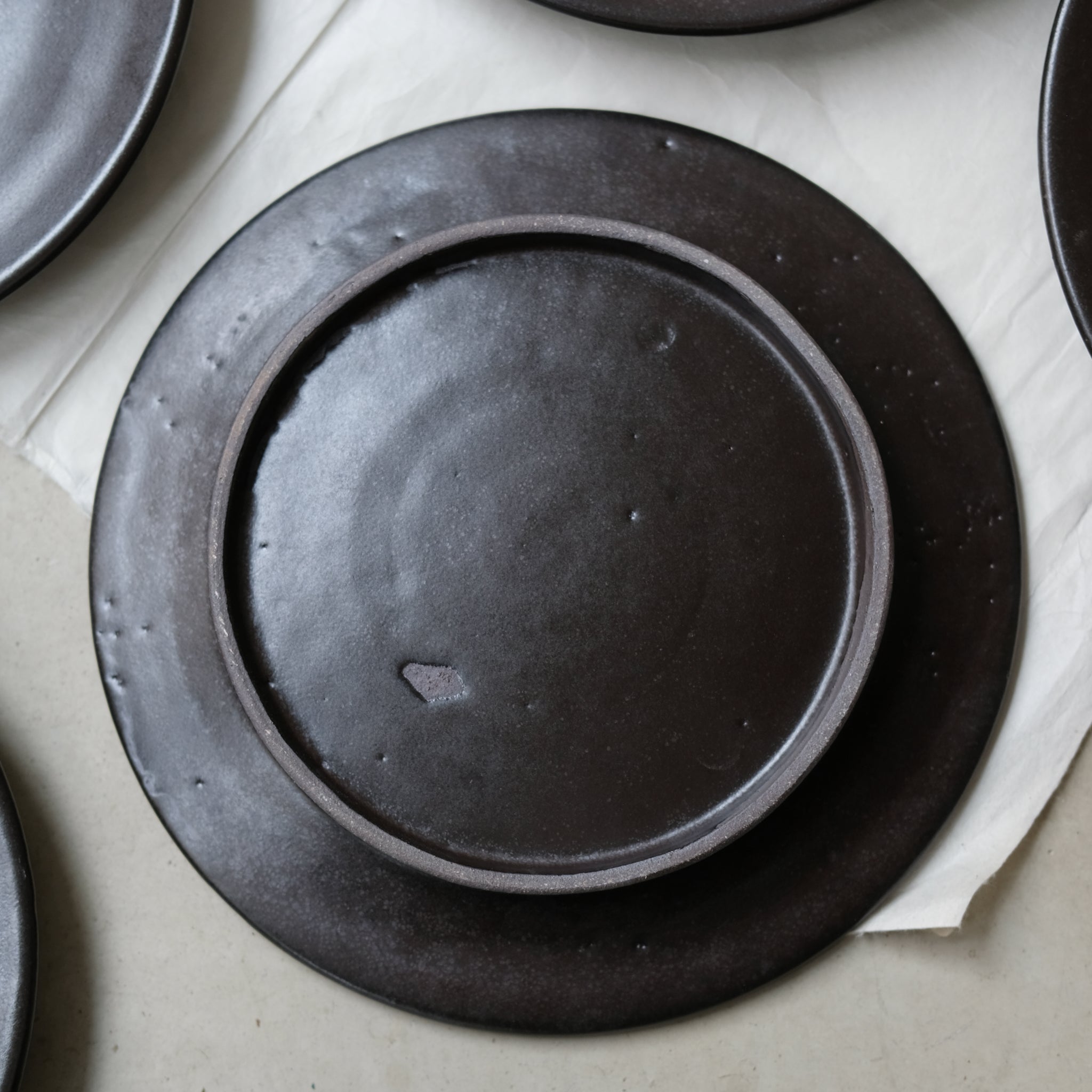 Assiette D26cm chocolat par le céramiste Benoit Audureau chez Brutal Ceramics