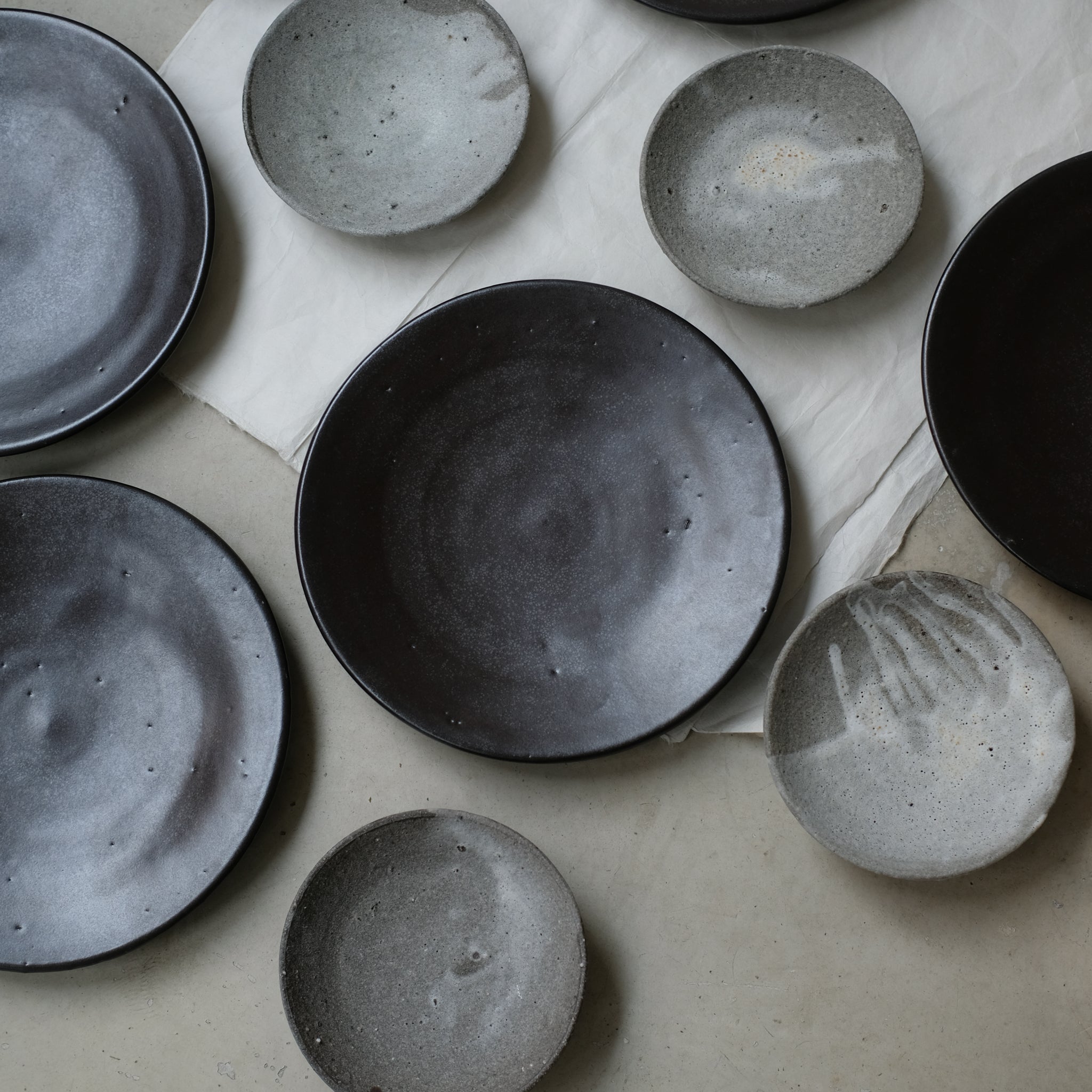 Assiette D26cm chocolat par le céramiste Benoit Audureau chez Brutal Ceramics