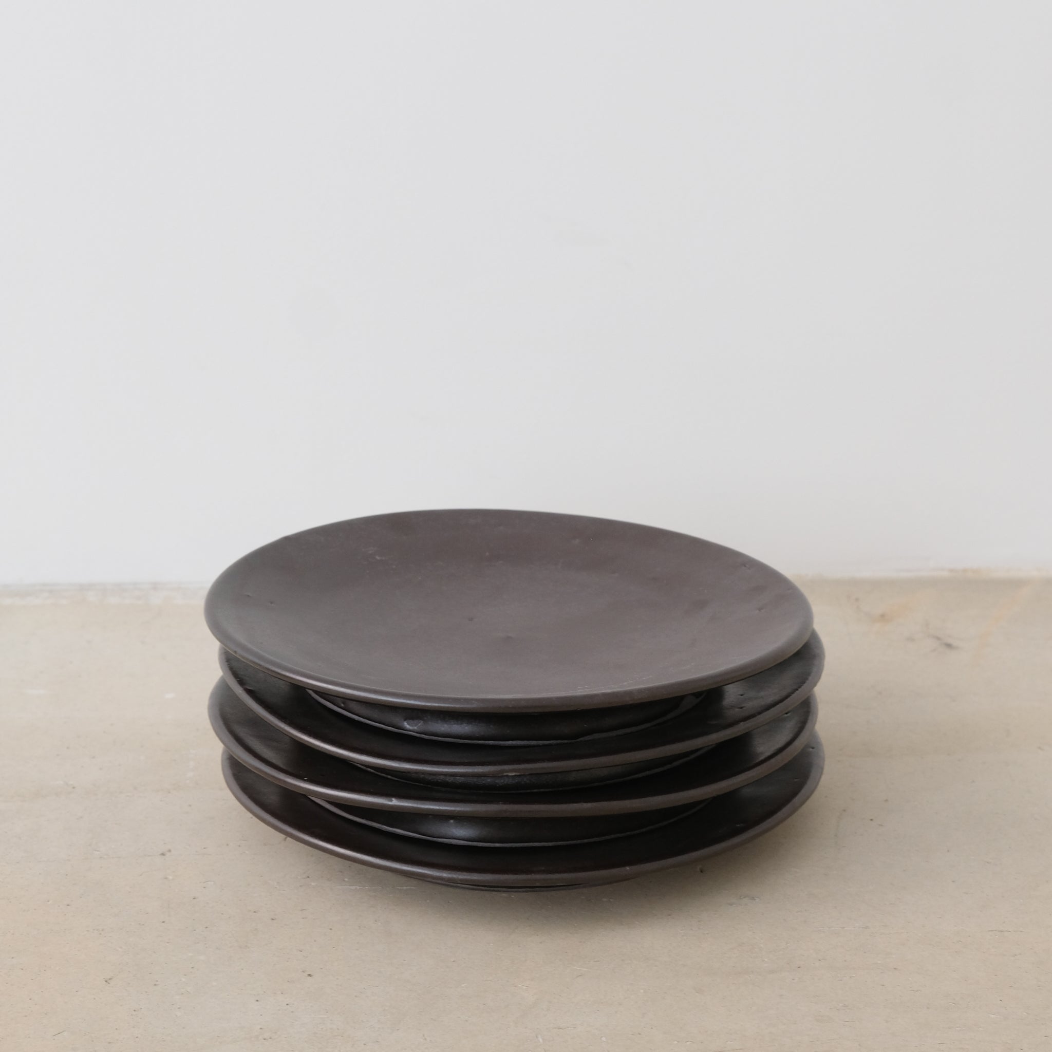 Assiette D26cm chocolat par le céramiste Benoit Audureau chez Brutal Ceramics