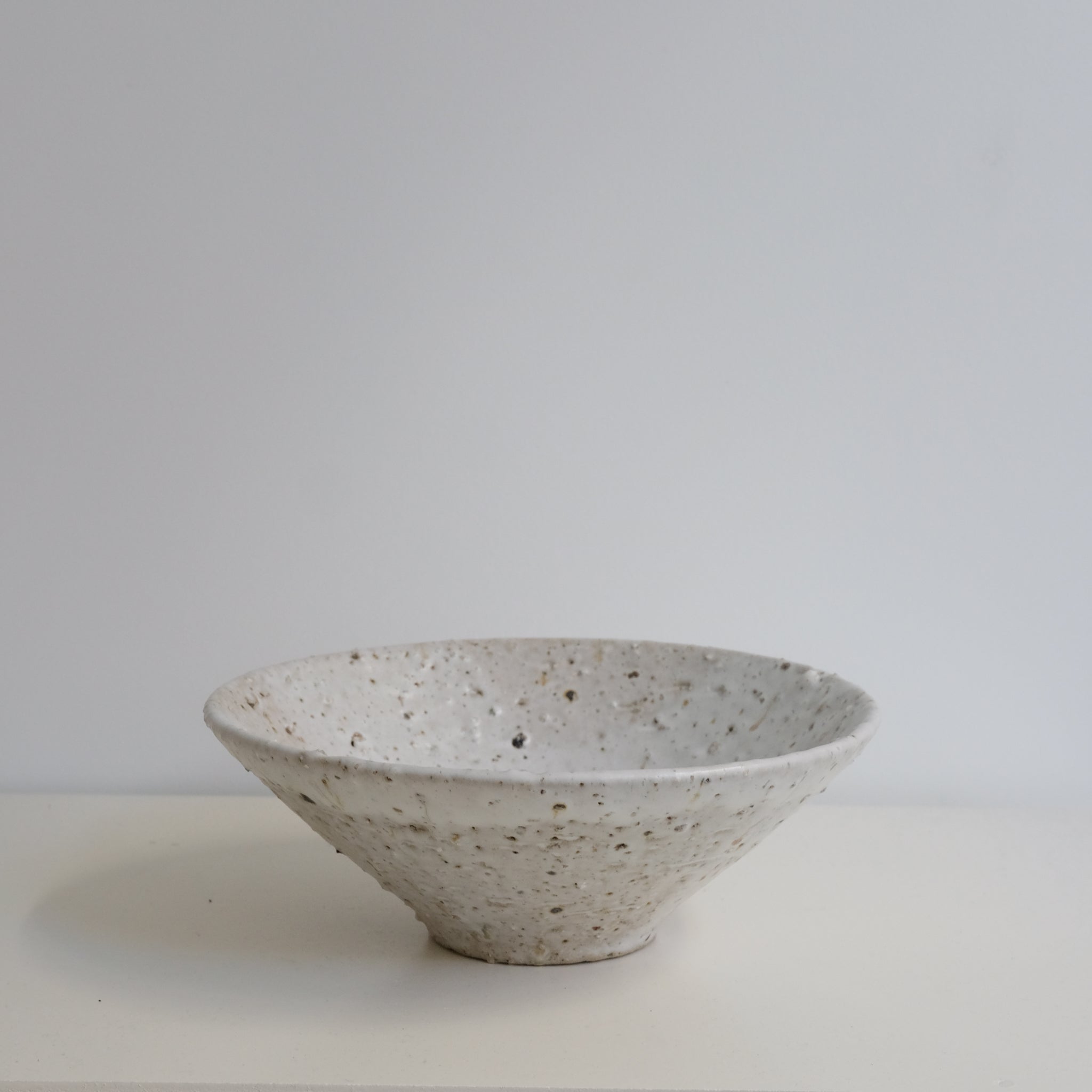 Saladier D 26cm -Blanc beige moucheté par Benoit Audureau chez Brutal 