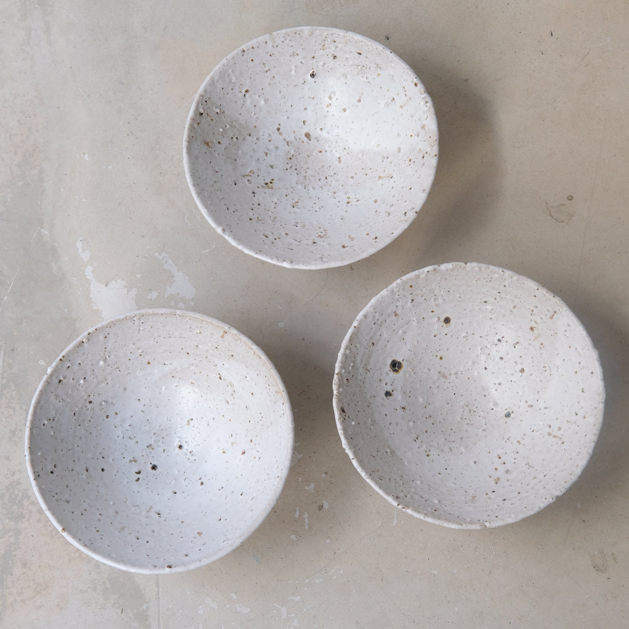 Saladier D 26cm -Blanc beige moucheté par Benoit Audureau chez Brutal 