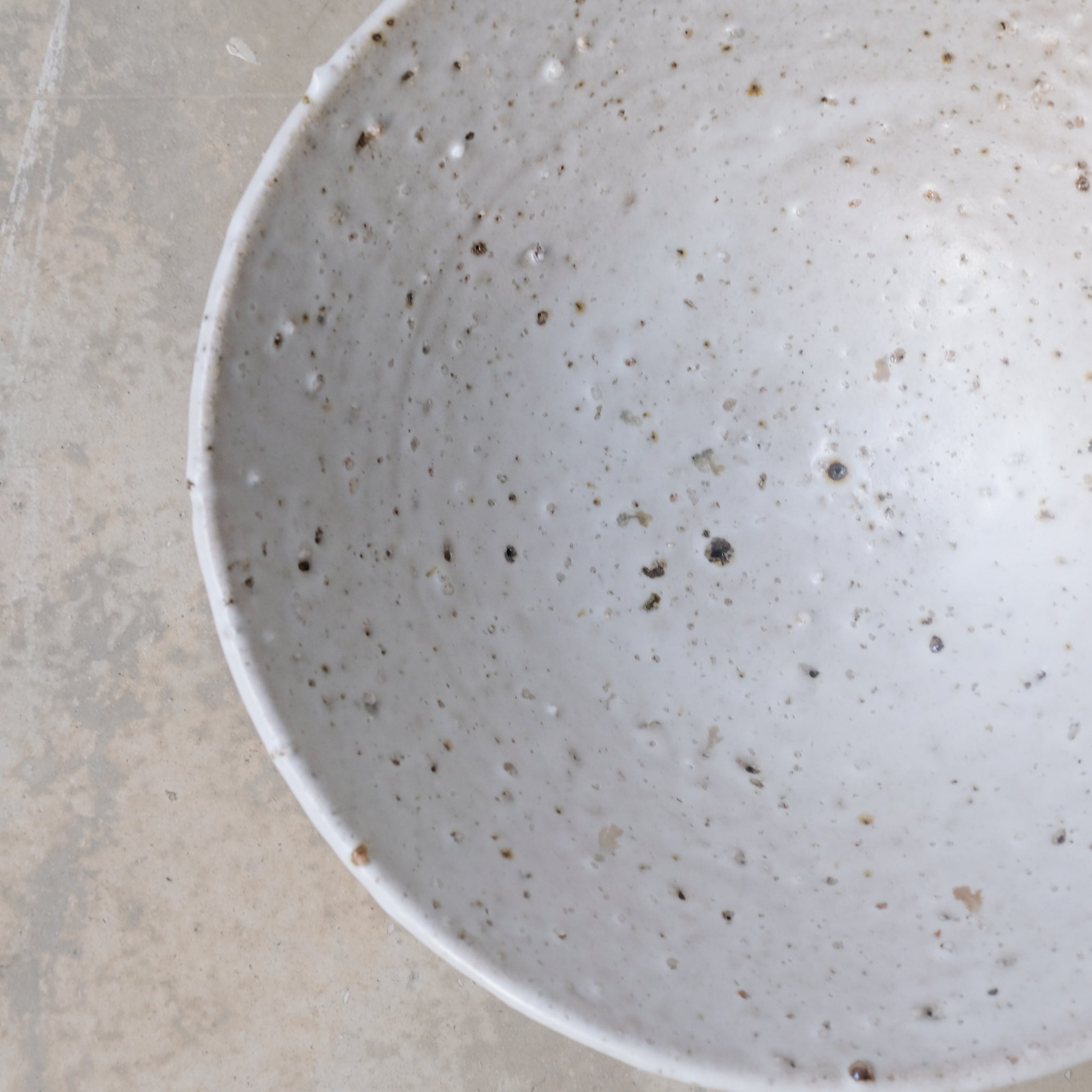 Saladier D 26cm -Blanc beige moucheté par Benoit Audureau chez Brutal 