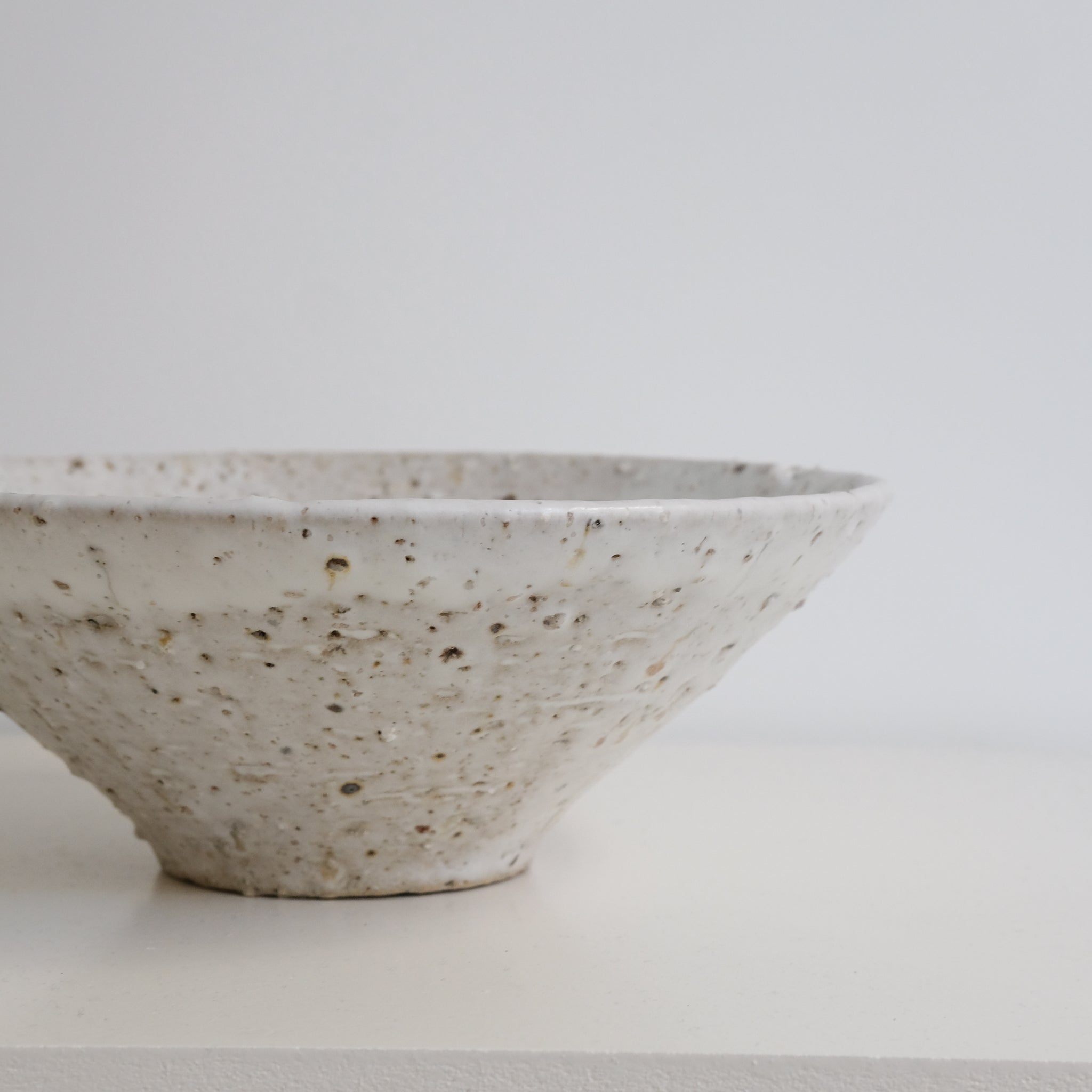 Saladier D 26cm -Blanc beige moucheté par Benoit Audureau chez Brutal 