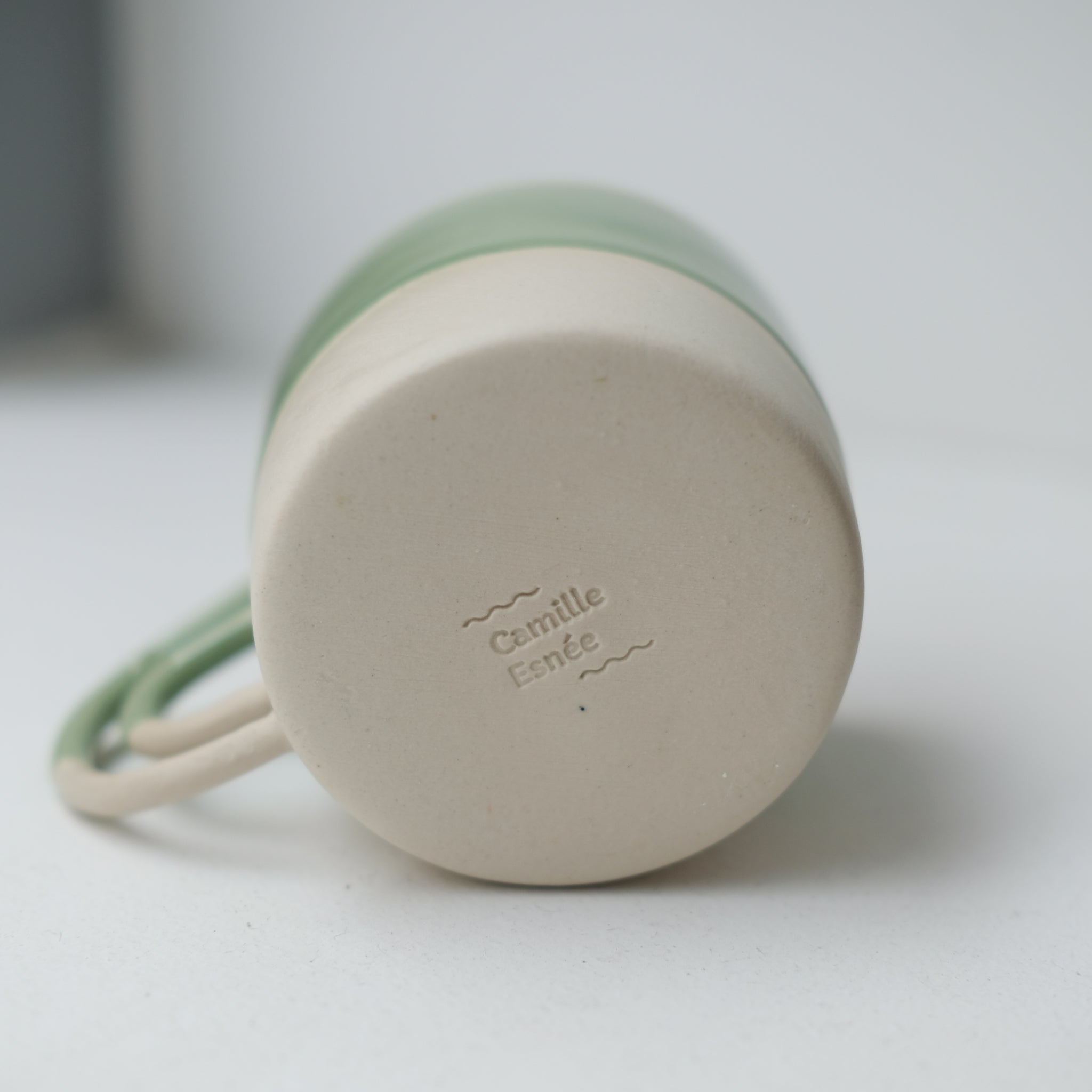 Mug vert amande Loop de la designer d'objet Camille Esnée chez Brutal Ceramics