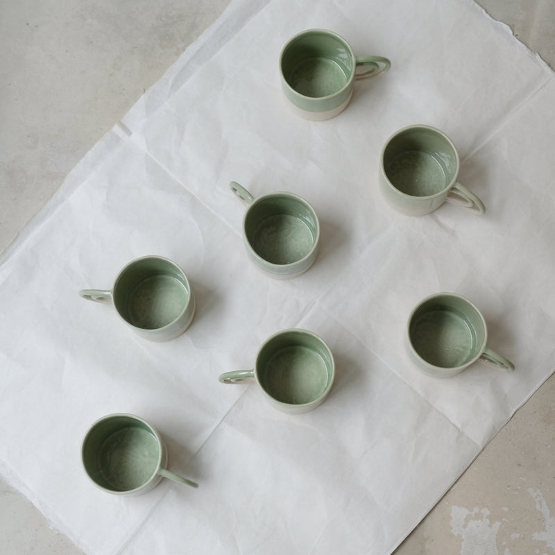 Mug vert amande Loop de la designer d'objet Camille Esnée chez Brutal Ceramics