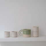 Mug vert amande Loop de la designer d'objet Camille Esnée chez Brutal Ceramics
