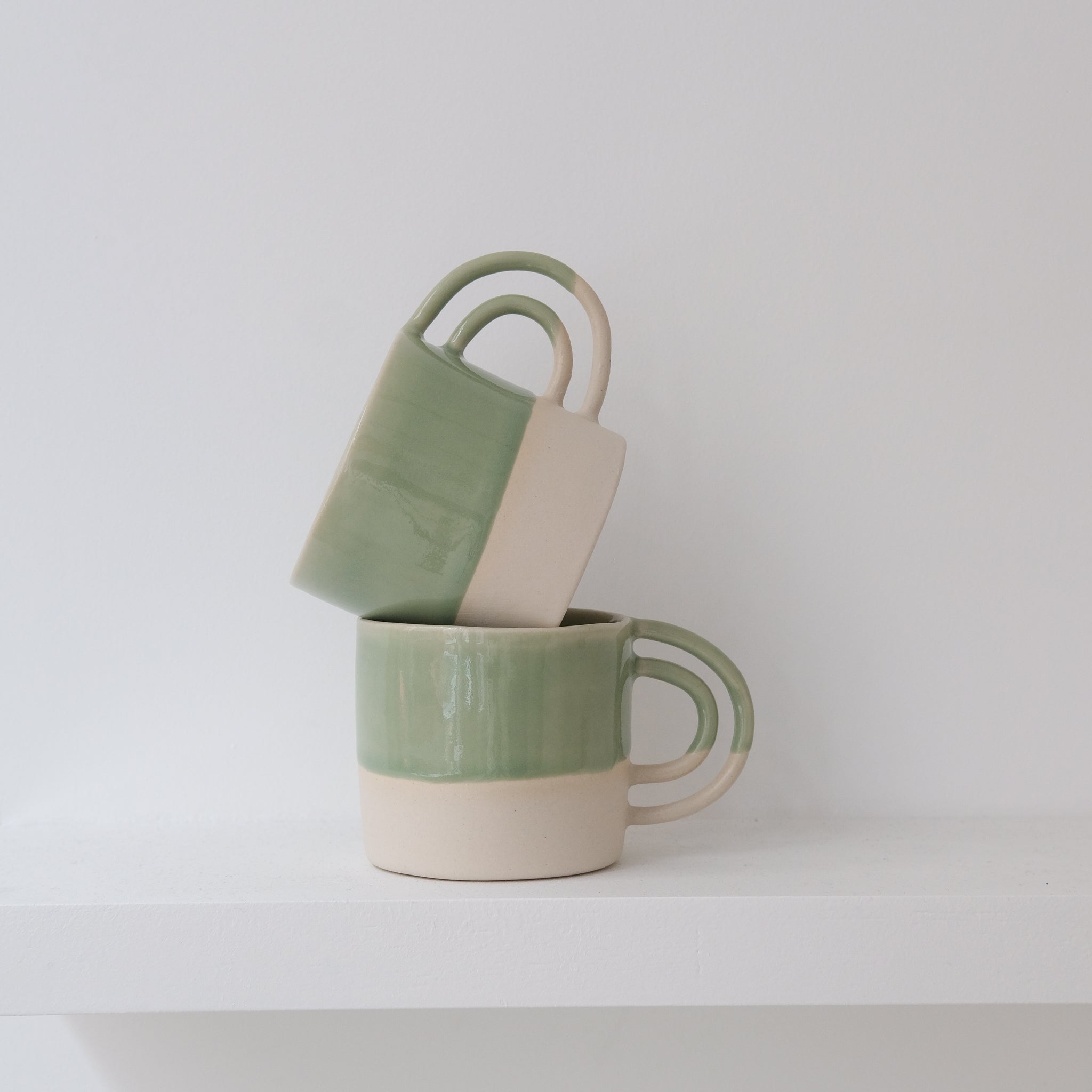 Mug vert amande Loop de la designer d'objet Camille Esnée chez Brutal Ceramics