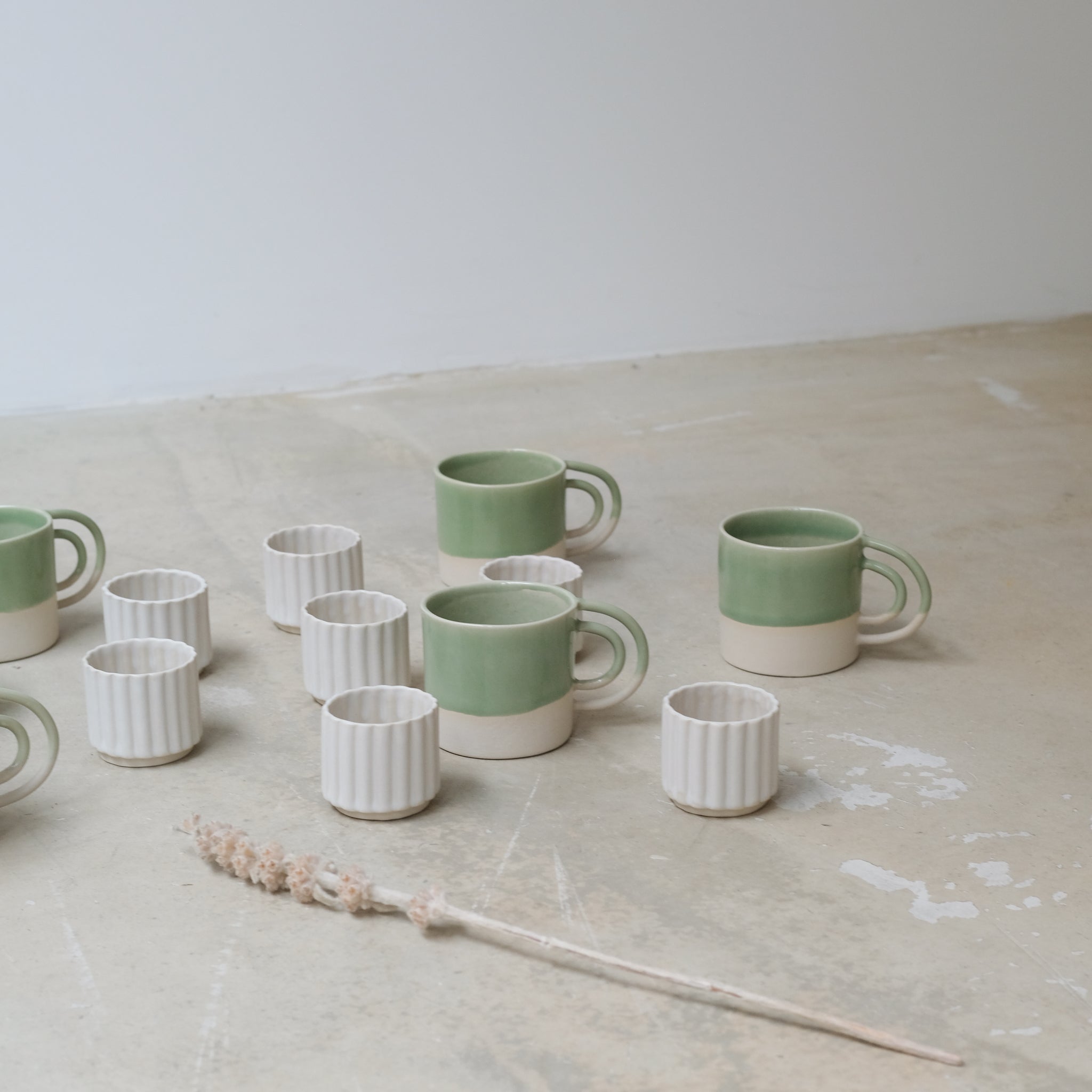 Mug vert amande Loop de la designer d'objet Camille Esnée chez Brutal Ceramics