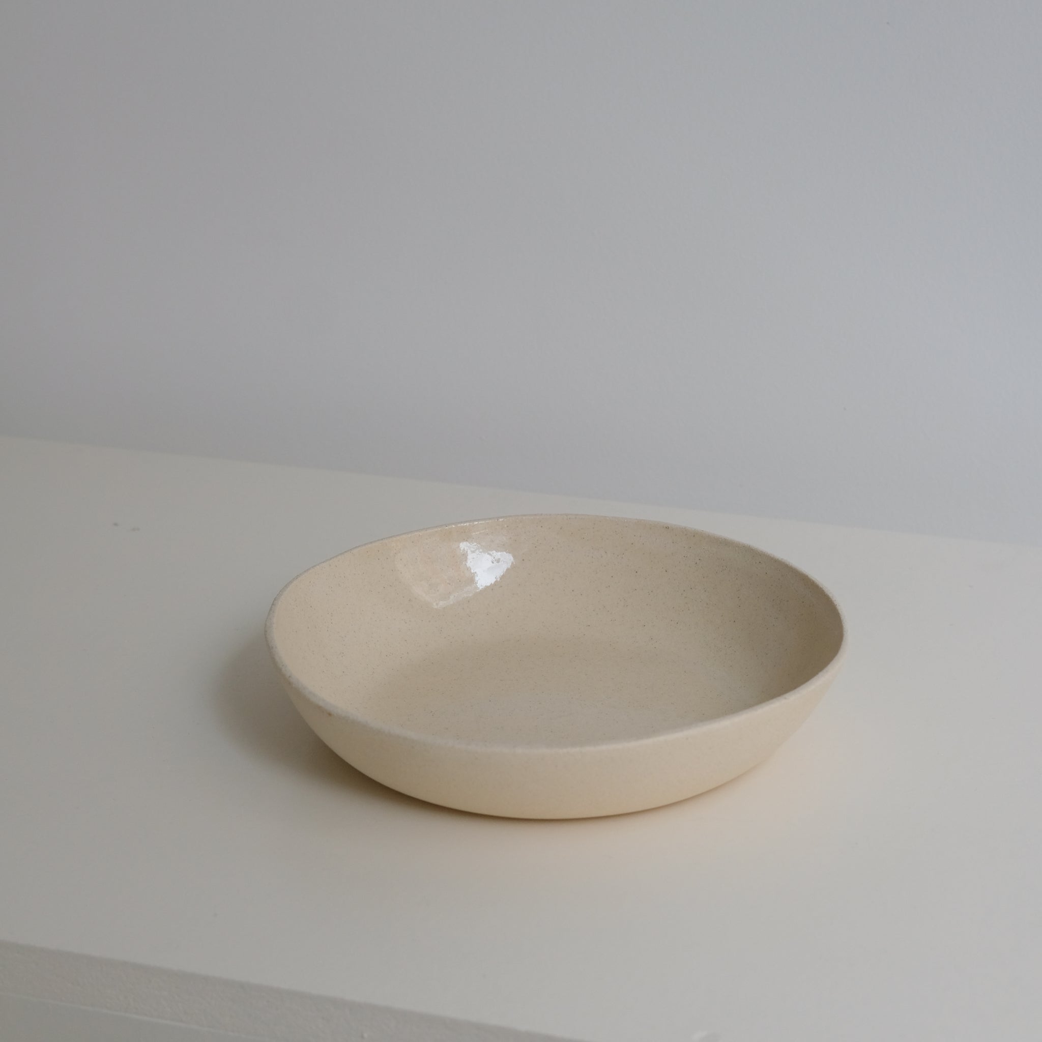 Assiette creuse sable de Camille Esnée chez Brutal Ceramics