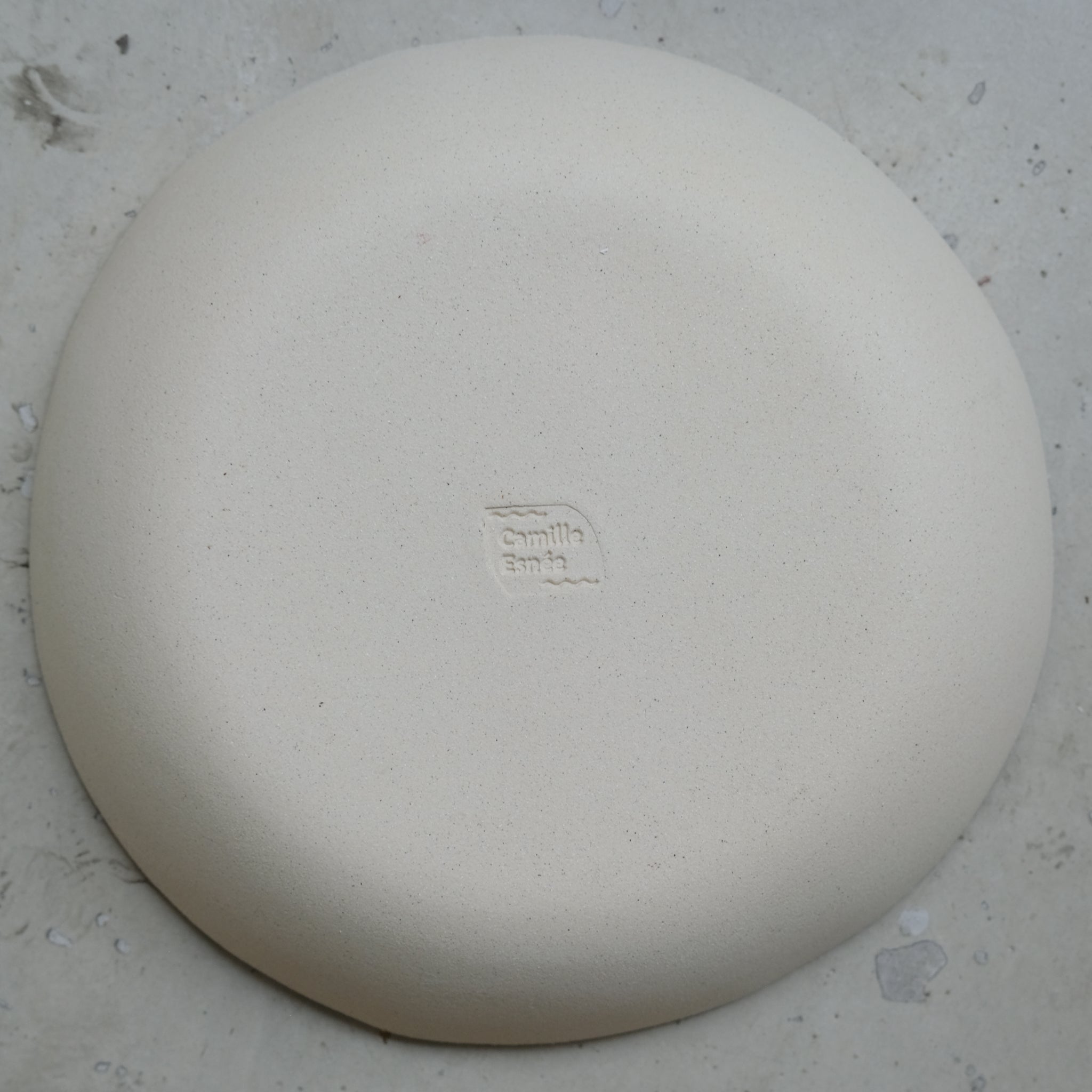 Assiette creuse sable de Camille Esnée chez Brutal Ceramics