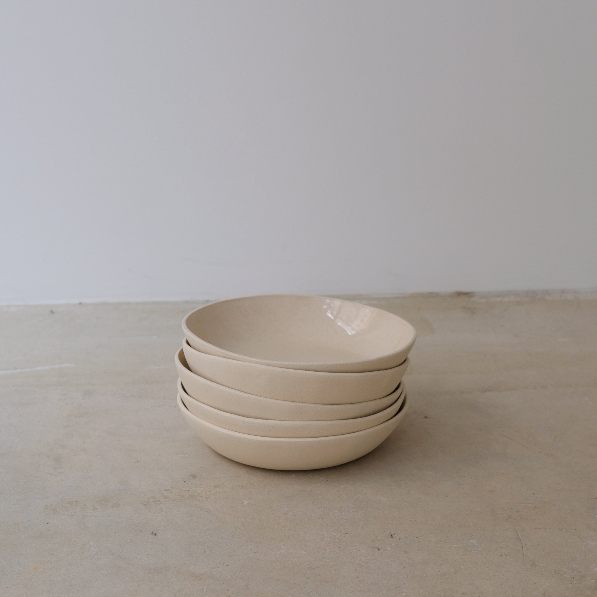 Assiette creuse en grès D 19cm - Sable brillant