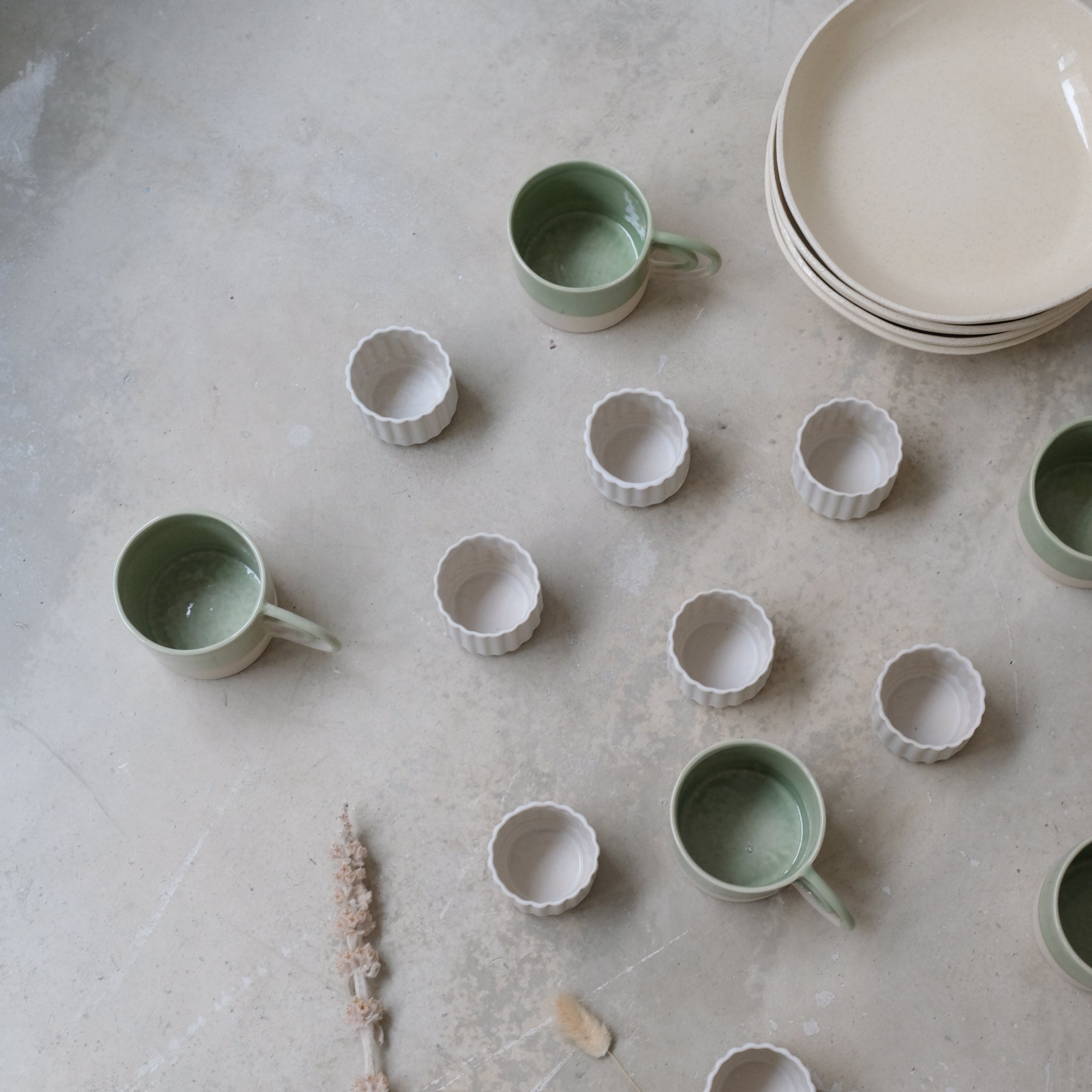 Mug vert amande Loop de la designer d'objet Camille Esnée chez Brutal Ceramics