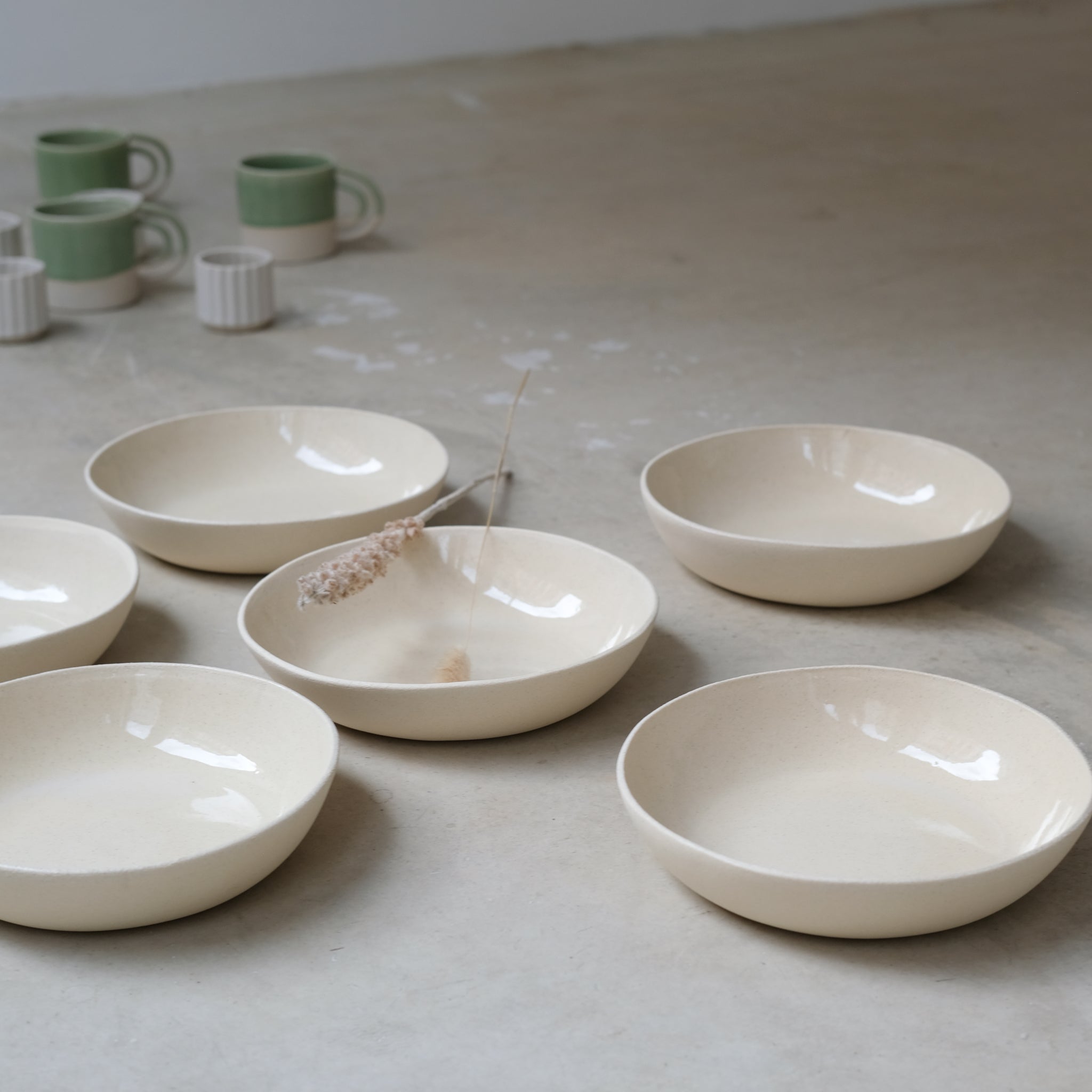 Assiette creuse sable de Camille Esnée chez Brutal Ceramics