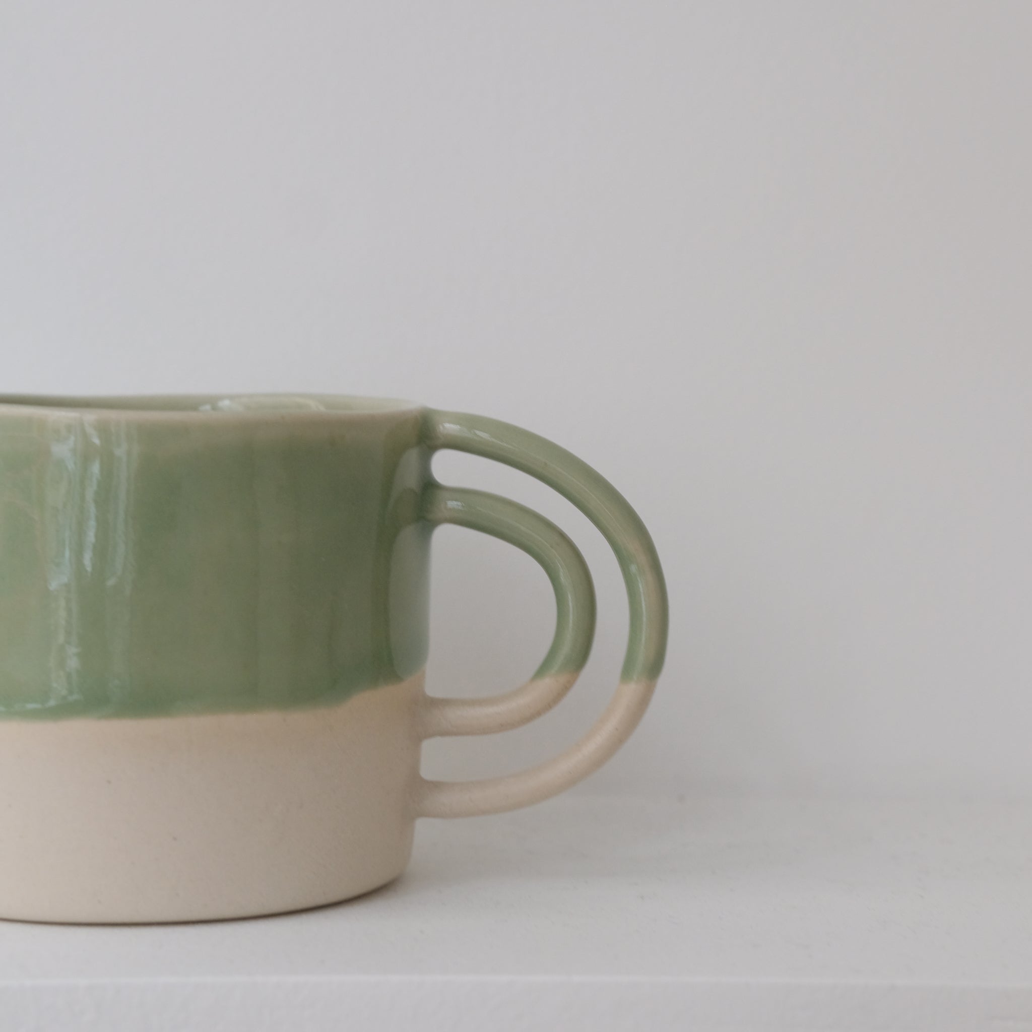 Mug vert amande Loop de la designer d'objet Camille Esnée chez Brutal Ceramics