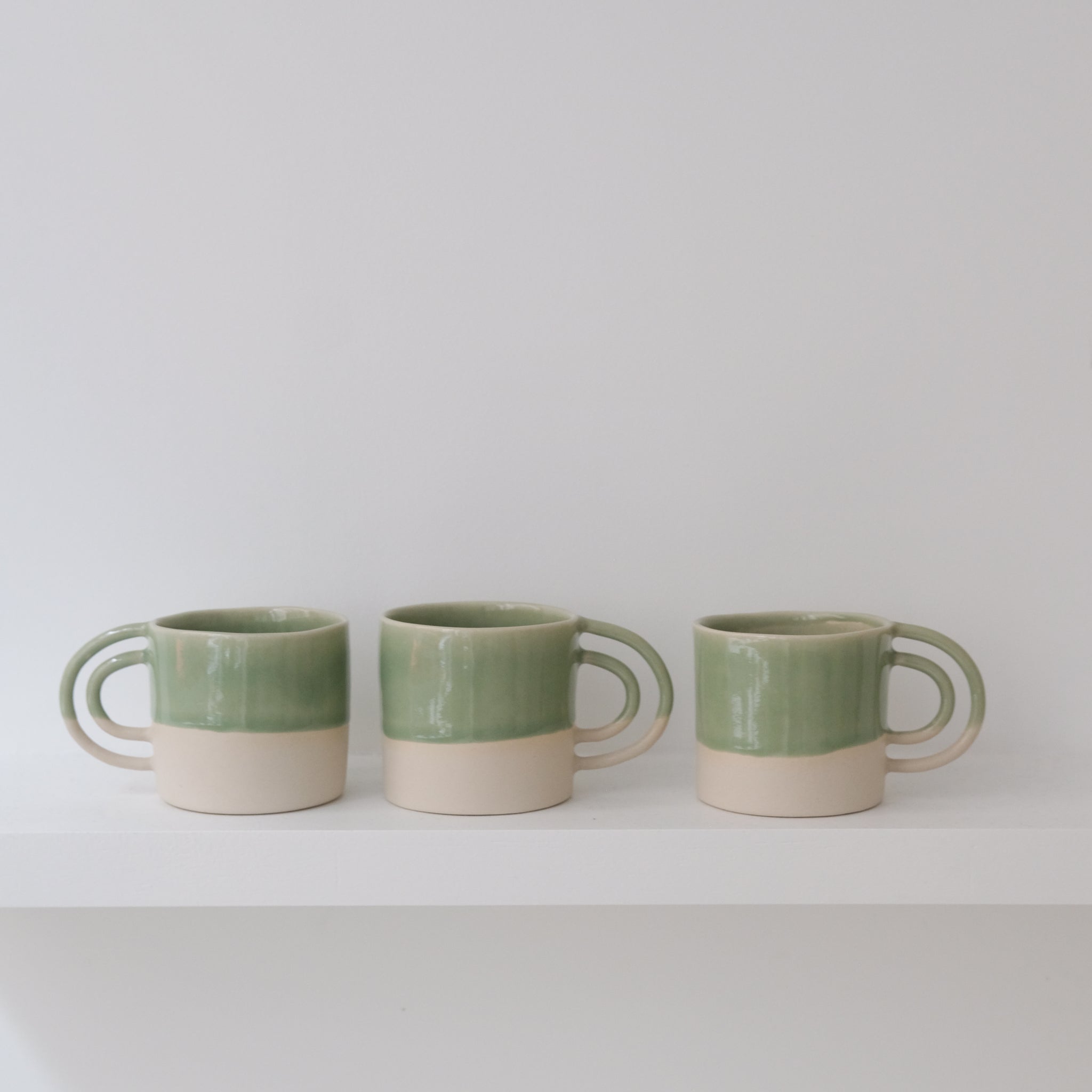 Mug vert amande Loop de la designer d'objet Camille Esnée chez Brutal Ceramics