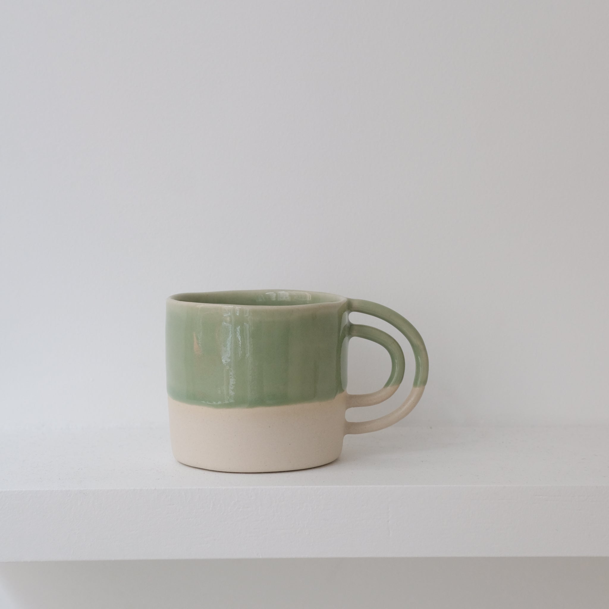 Mug vert amande Loop de la designer d'objet Camille Esnée chez Brutal Ceramics