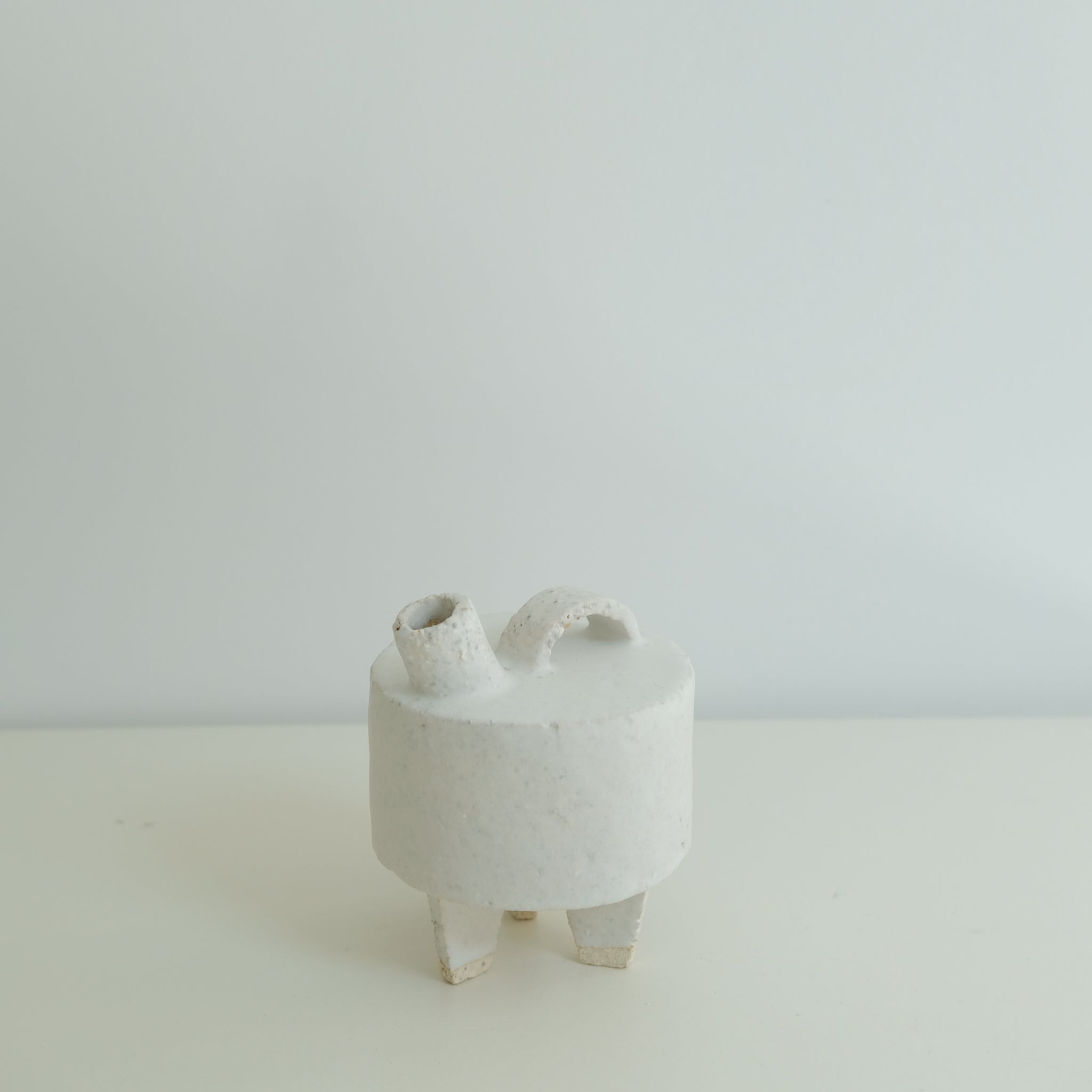 Bouteille en grès blanc H12cm Catherine Dix Ceramics chez Brutal Ceramics