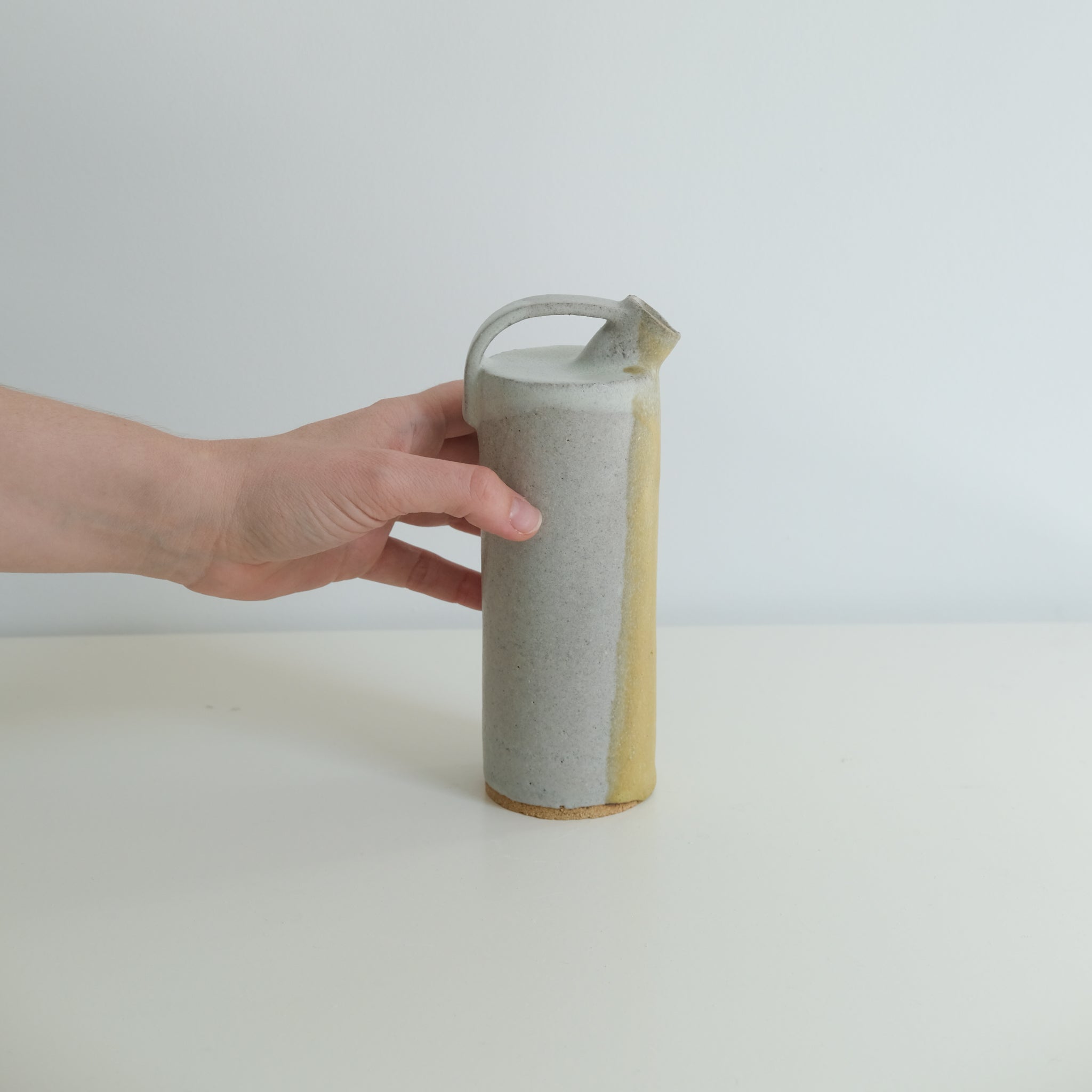 Vase Gris Jaune H18,5cm Catherine Dix Ceramics chez Brutal Ceramics