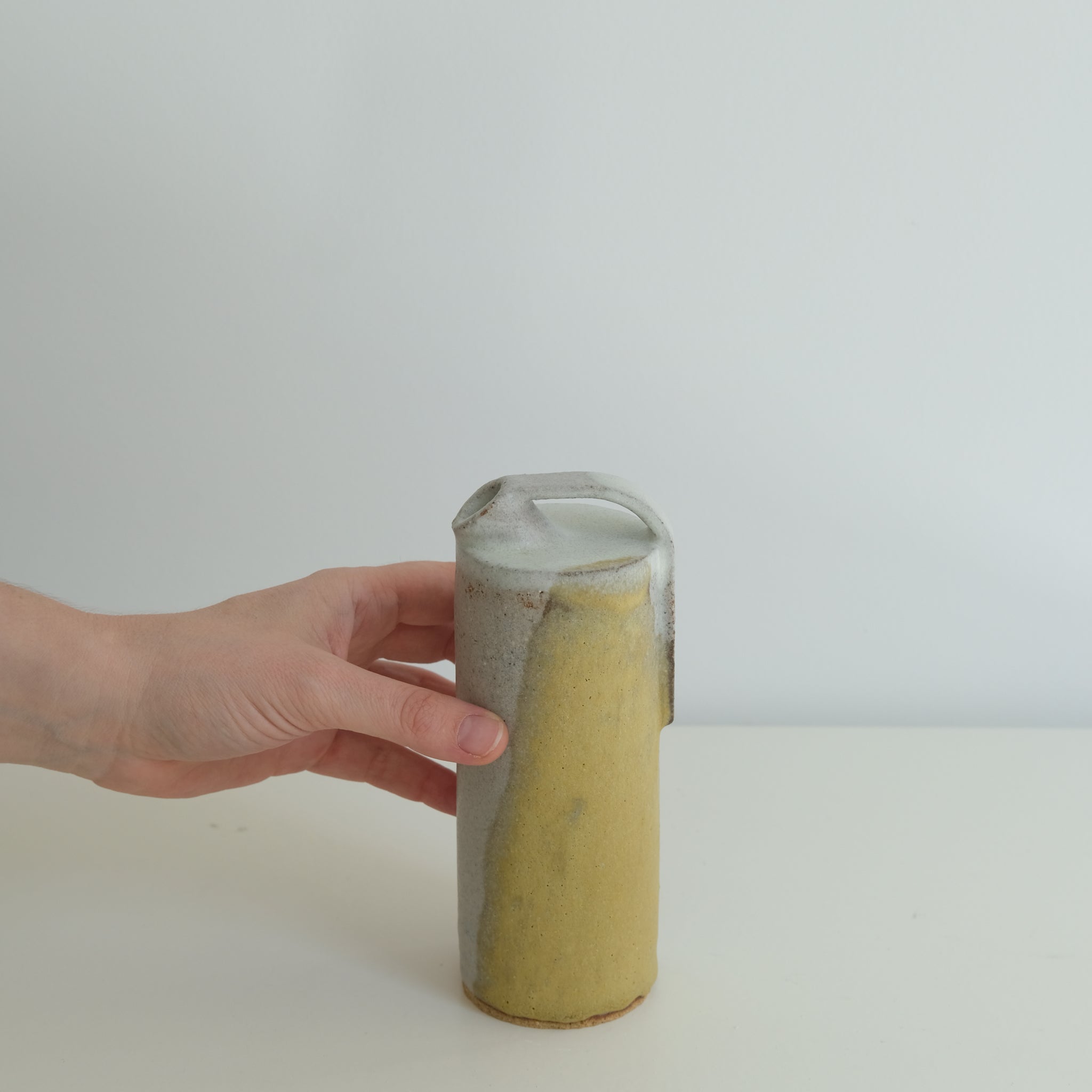 Vase Gris Jaune H17cm Catherine Dix Ceramics chez Brutal Ceramics
