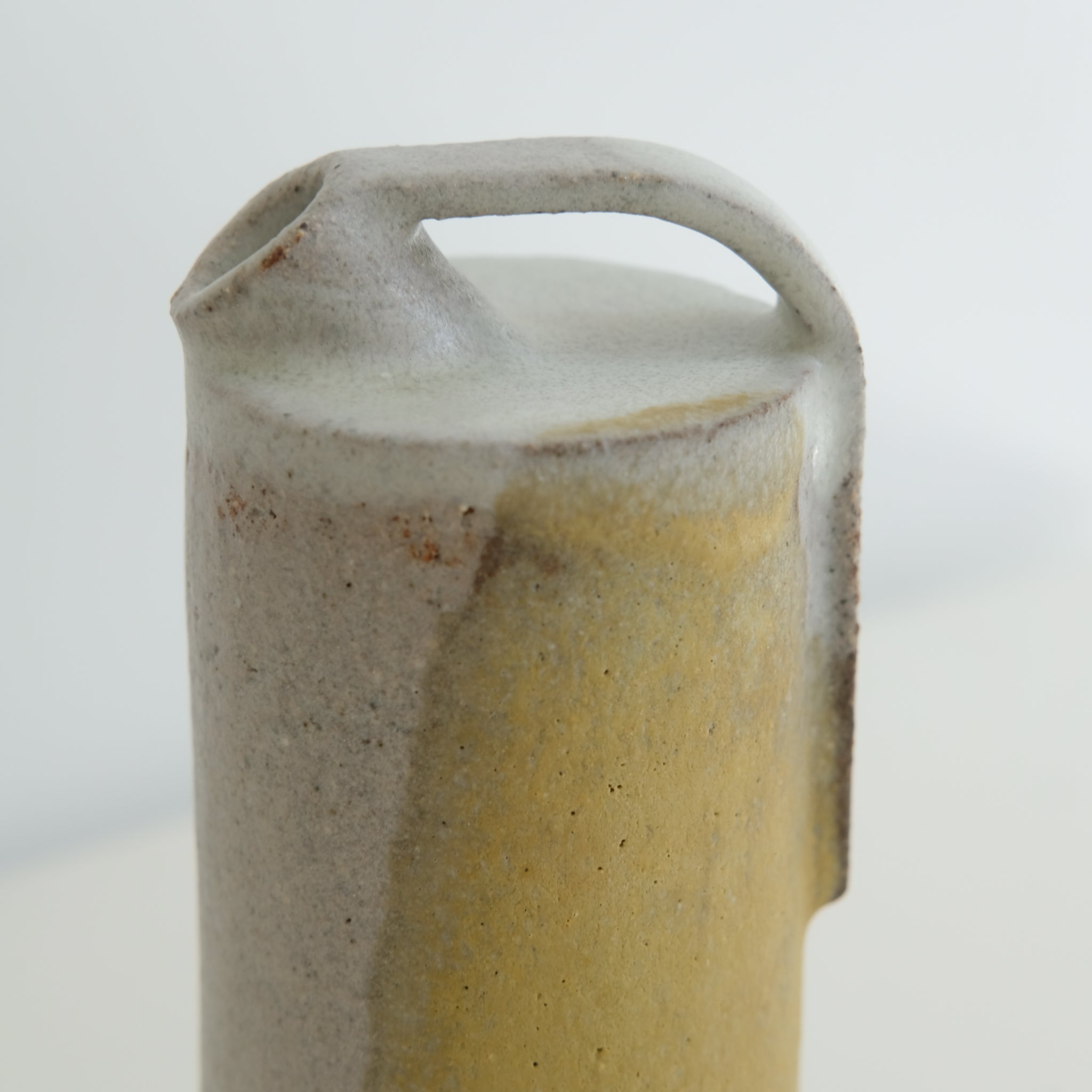 Vase Gris Jaune H17cm Catherine Dix Ceramics chez Brutal Ceramics